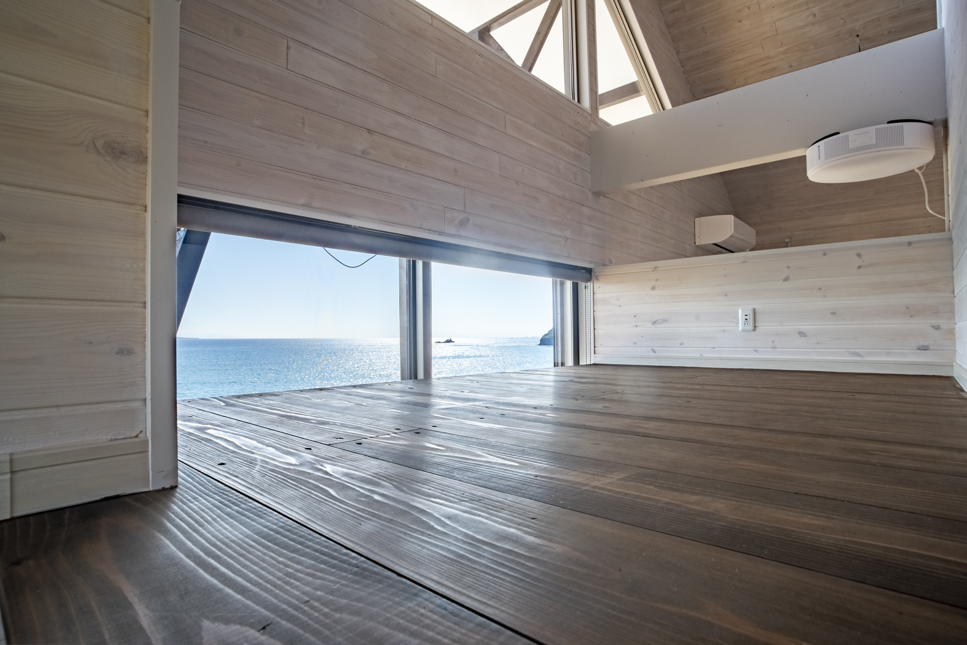 *【ロフト】陽光が差し込むロフトで、海を感じる特別な時間を。