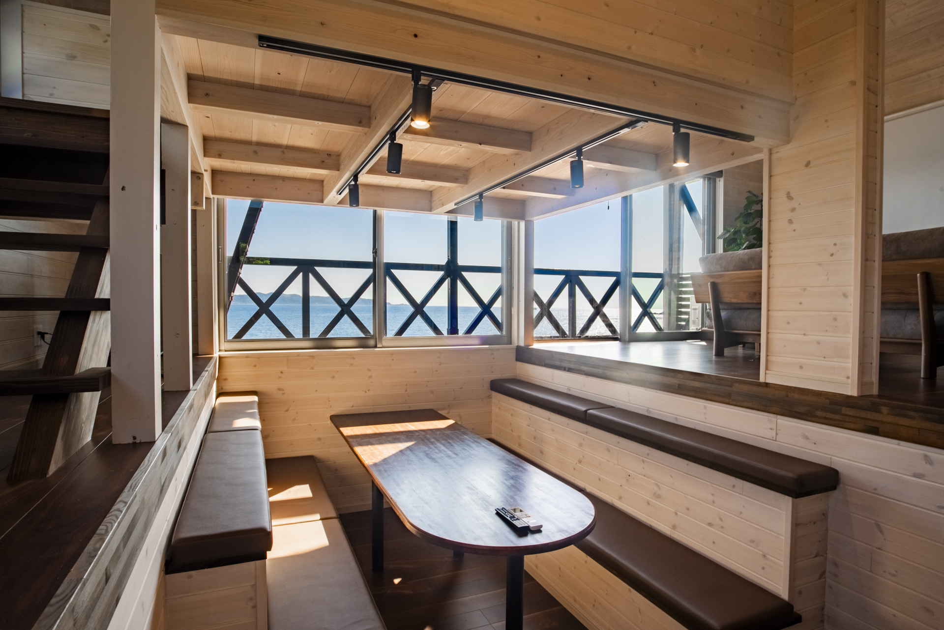 *【ダイニング（2階）】大きな窓から海景色が広がる開放的なダイニングスペース。