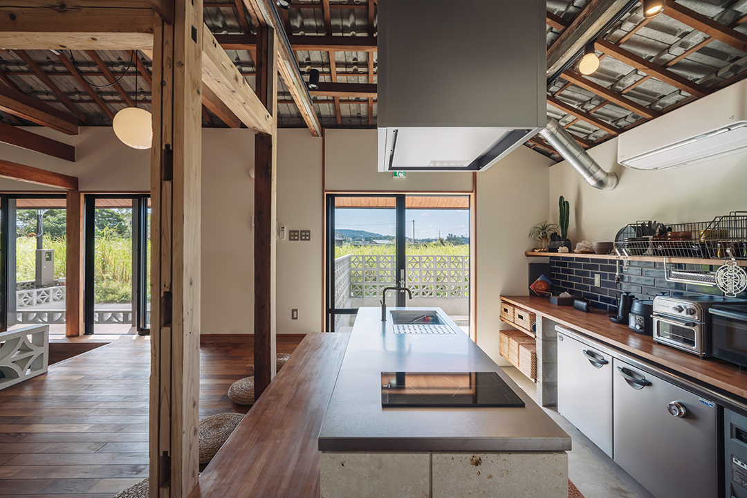 外部のパティオとキッチン土間は行き来がしやすい動線になっています