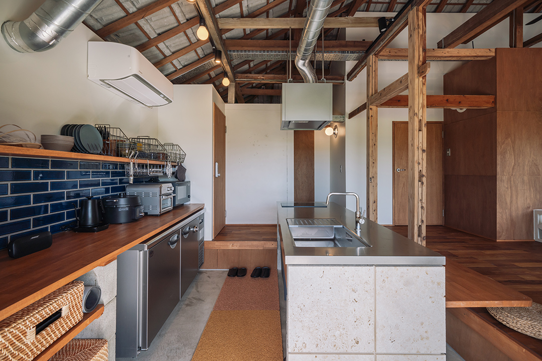 複数で晩ごはんの準備も楽々。広々キッチンです