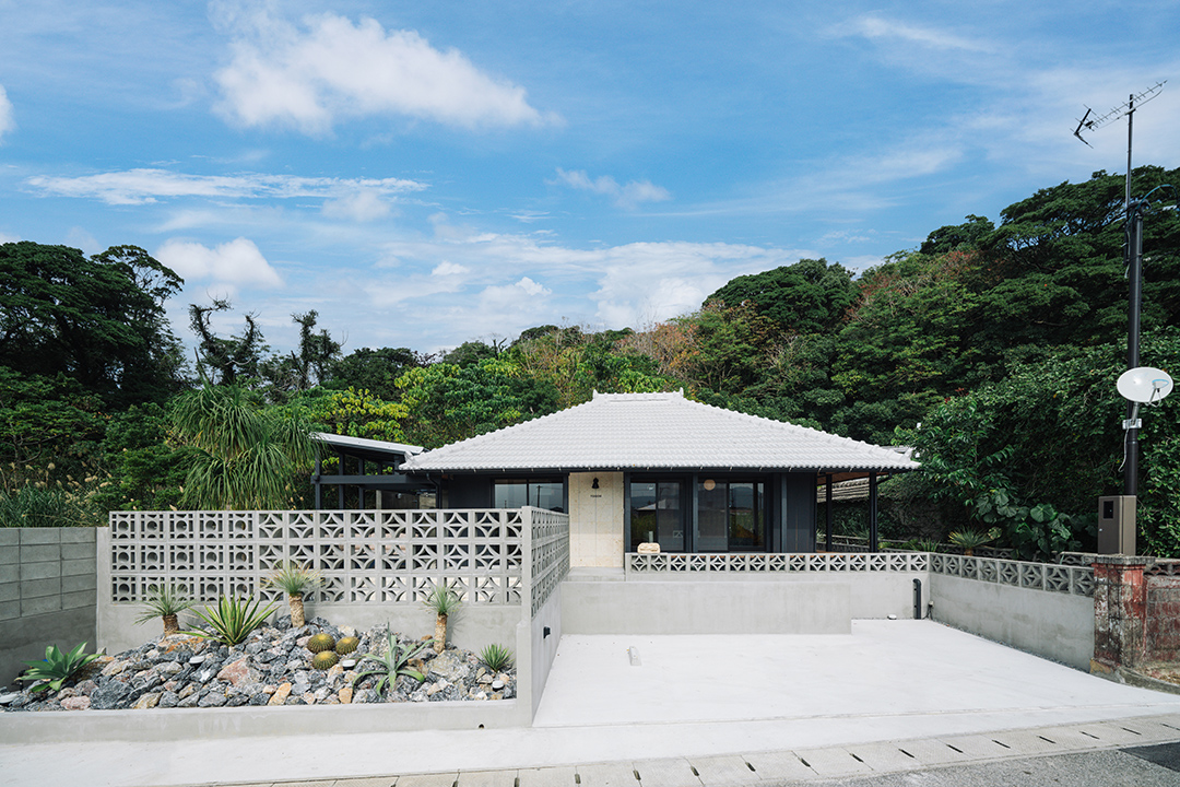 花ブロックが目をひく沖縄らしい外観