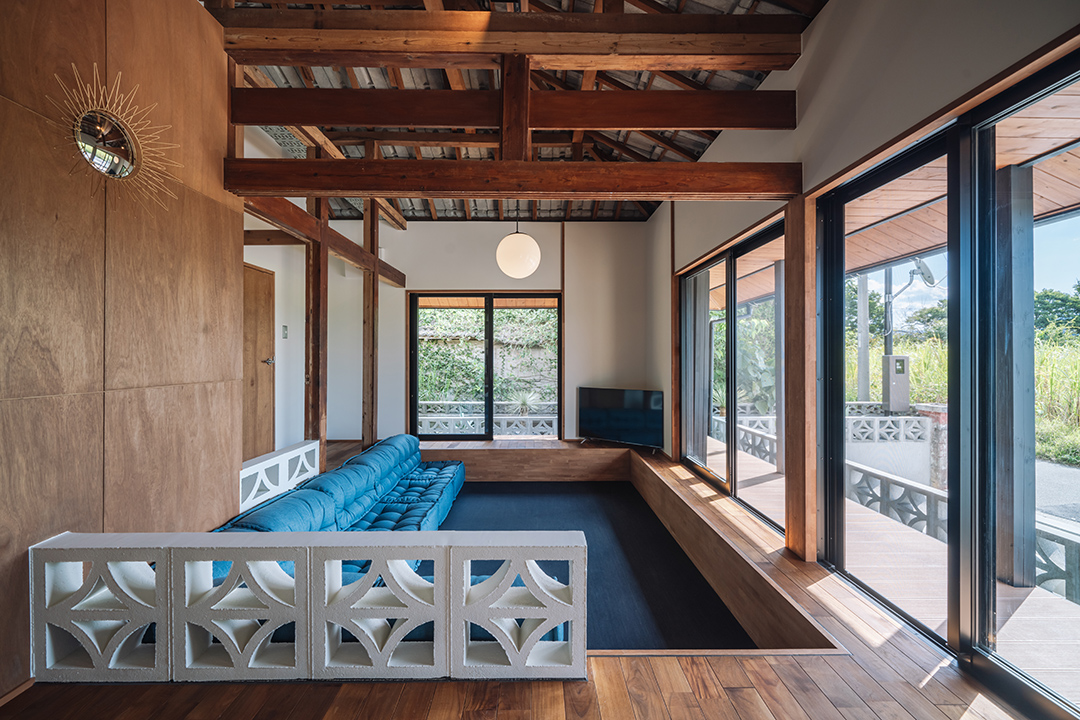 掘り込まれたリビングルームでは思い思いの場所に腰掛けて