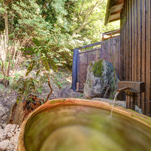 *【本館男士浴池】日本三大美麗溫泉“湯之川溫泉”。可以一邊感受大自然的氣息一邊進入的溫泉是奢華的極致。