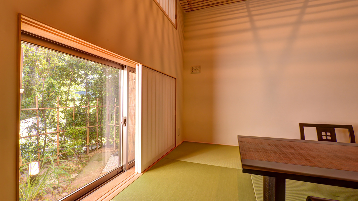 *【和室「大国」】座席の高さに合わせた小窓。やわらかい日の光と四季を感じる日本庭園に安らぐひと時。