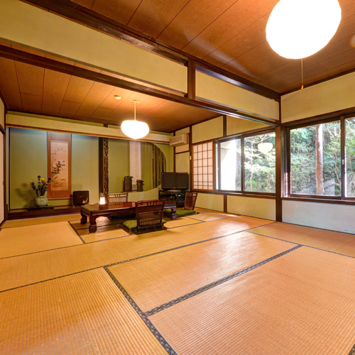 ※【日式房間12～14帖（客房範例）】從窗戶可以欣賞日本庭園的美景，令人心曠神怡的客房。請欣賞每個季節的風景。