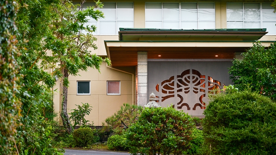 *【入口】当館の名前にもある『松』を装飾した入口でお客様をお出迎えいたします。