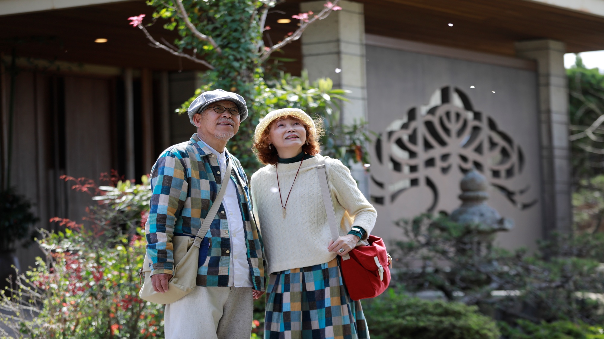 【入口】当館の名前にもある『松』を装飾した入口でお客様をお出迎えいたします。