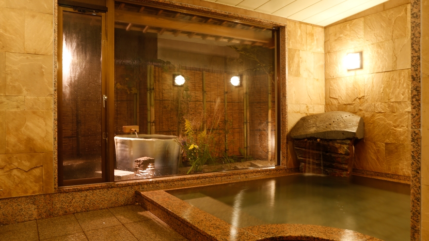 *【本館女湯】壁面はインド砂岩、浴槽・床は御影石の大浴場で日本三美人の湯をご堪能いただけます。