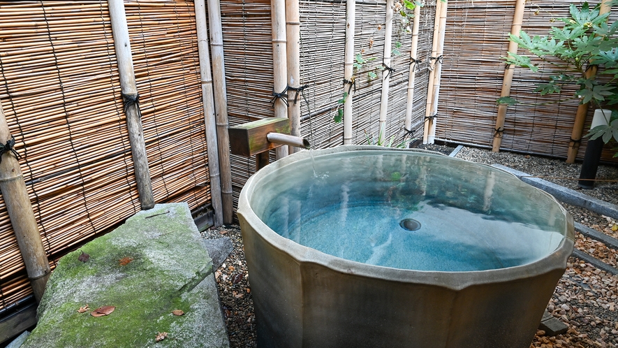 *【本館女湯】露天の坪風呂で源泉かけ流しの日本三美人の湯をご堪能いただけます。