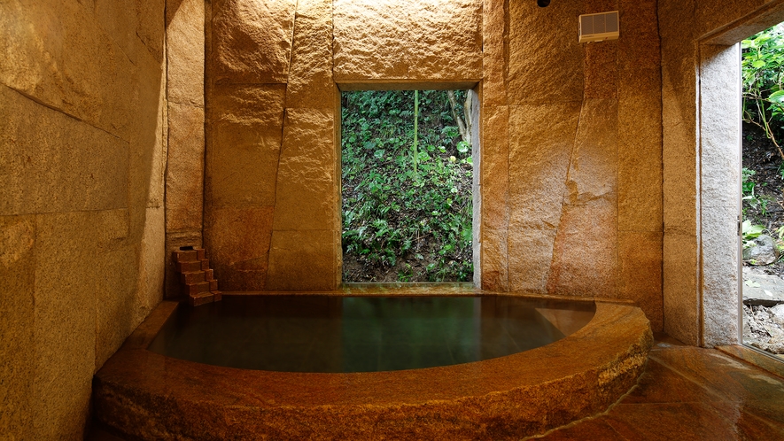*【本館男湯】壁面、浴槽、床、湯口は全て錆御影石を使用している大浴場でございます。