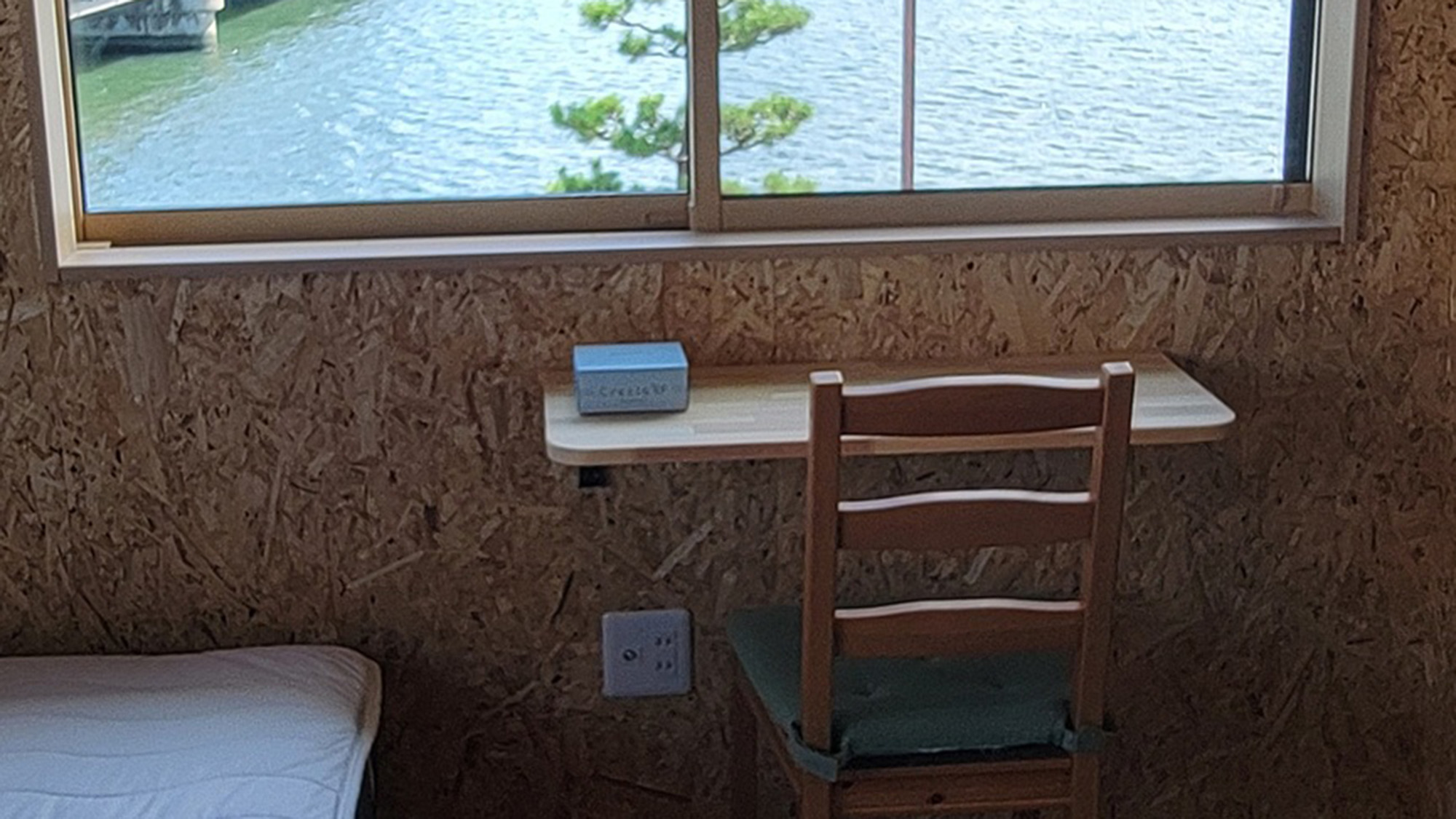 ・【ダブルルーム】ちょっとした作業や食事にもご利用いただけるミニデスクも完備しております