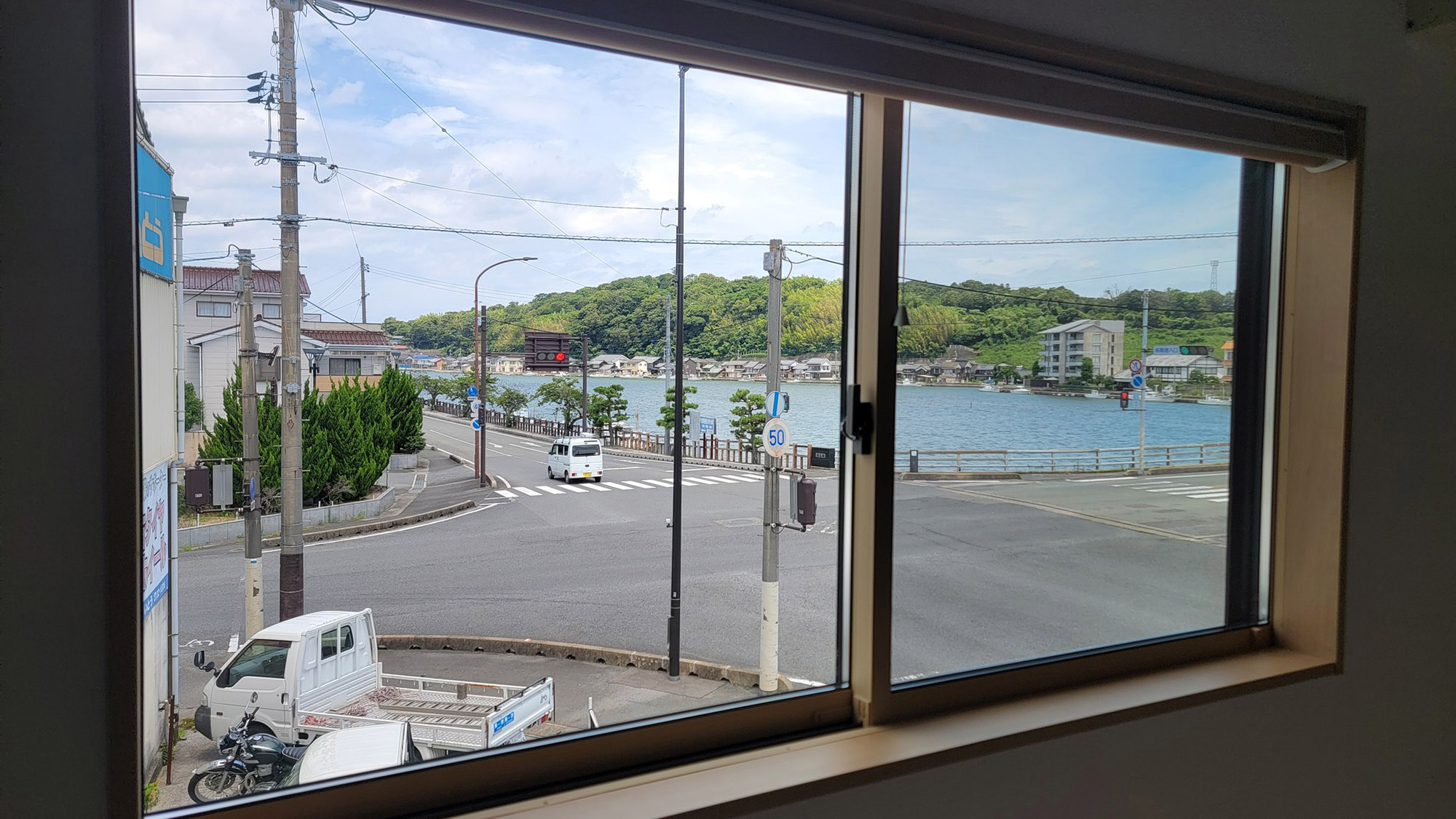 ・【和室】大きめの窓からは松本川が見え、自然光が差し込み室内ながら解放感のある心地よい空間です