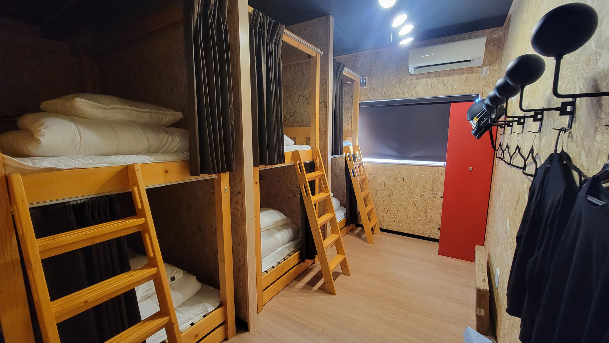 ・【ドミトリー】最大6名様までの相部屋です。ヘルメットフックなどライダーに嬉しい設備がございます