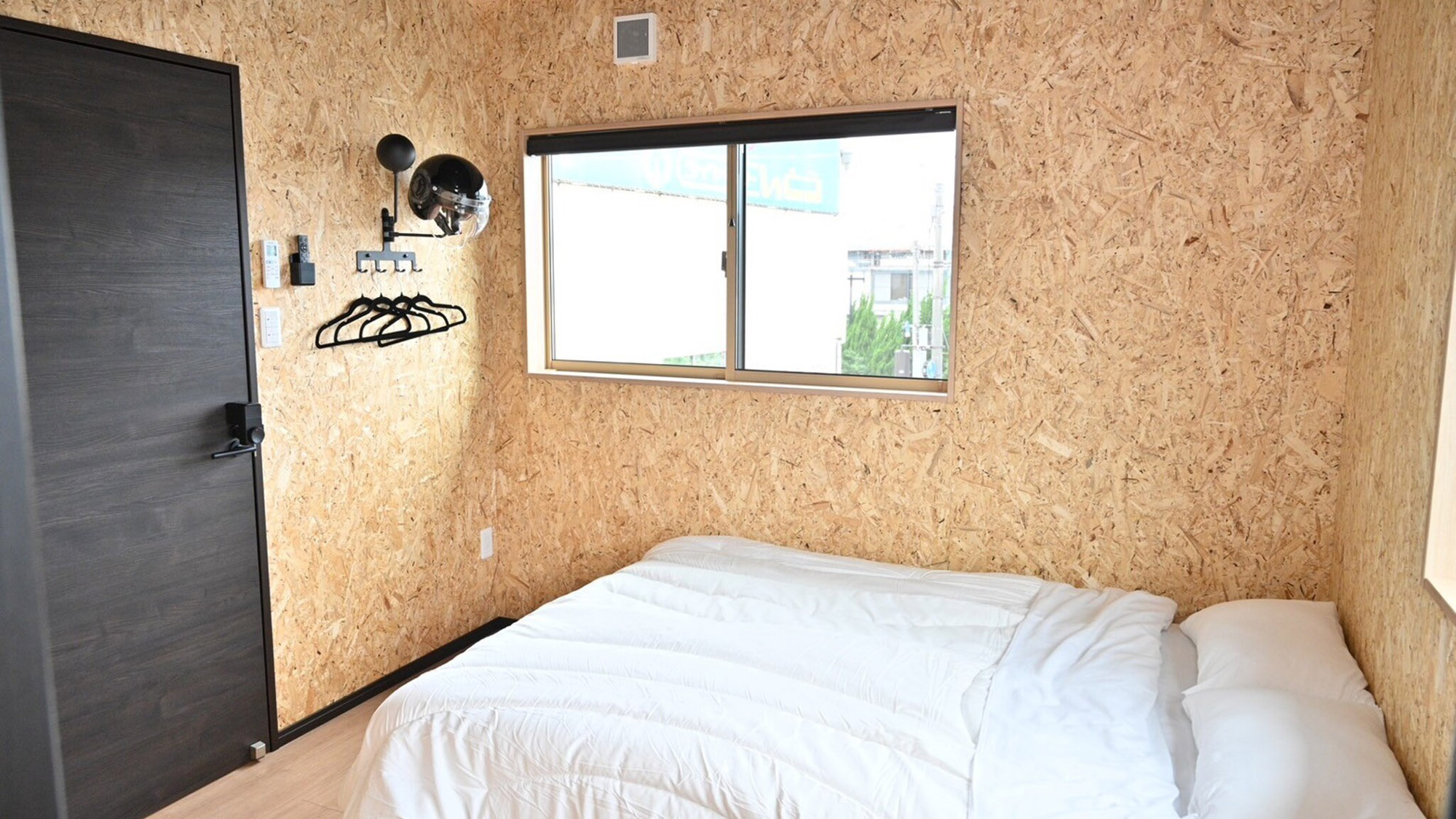 ・【ダブルルーム】1人旅でしっかり体を休めたい人やカップルにおすすめのダブルベッドを設置しております