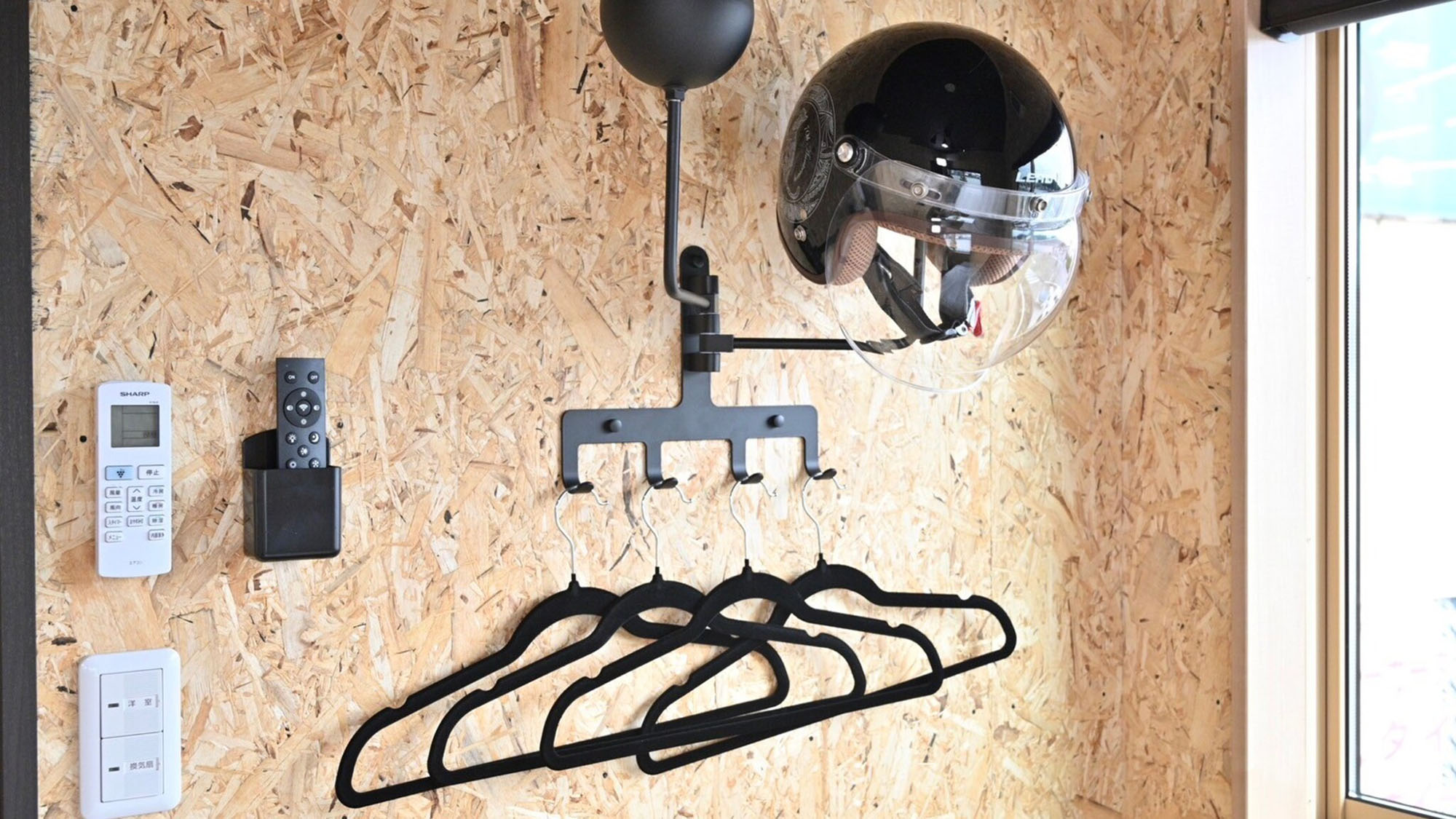 ・【ダブルルーム】ライダーに嬉しいヘルメットフックやハンガーなどの設備がございます