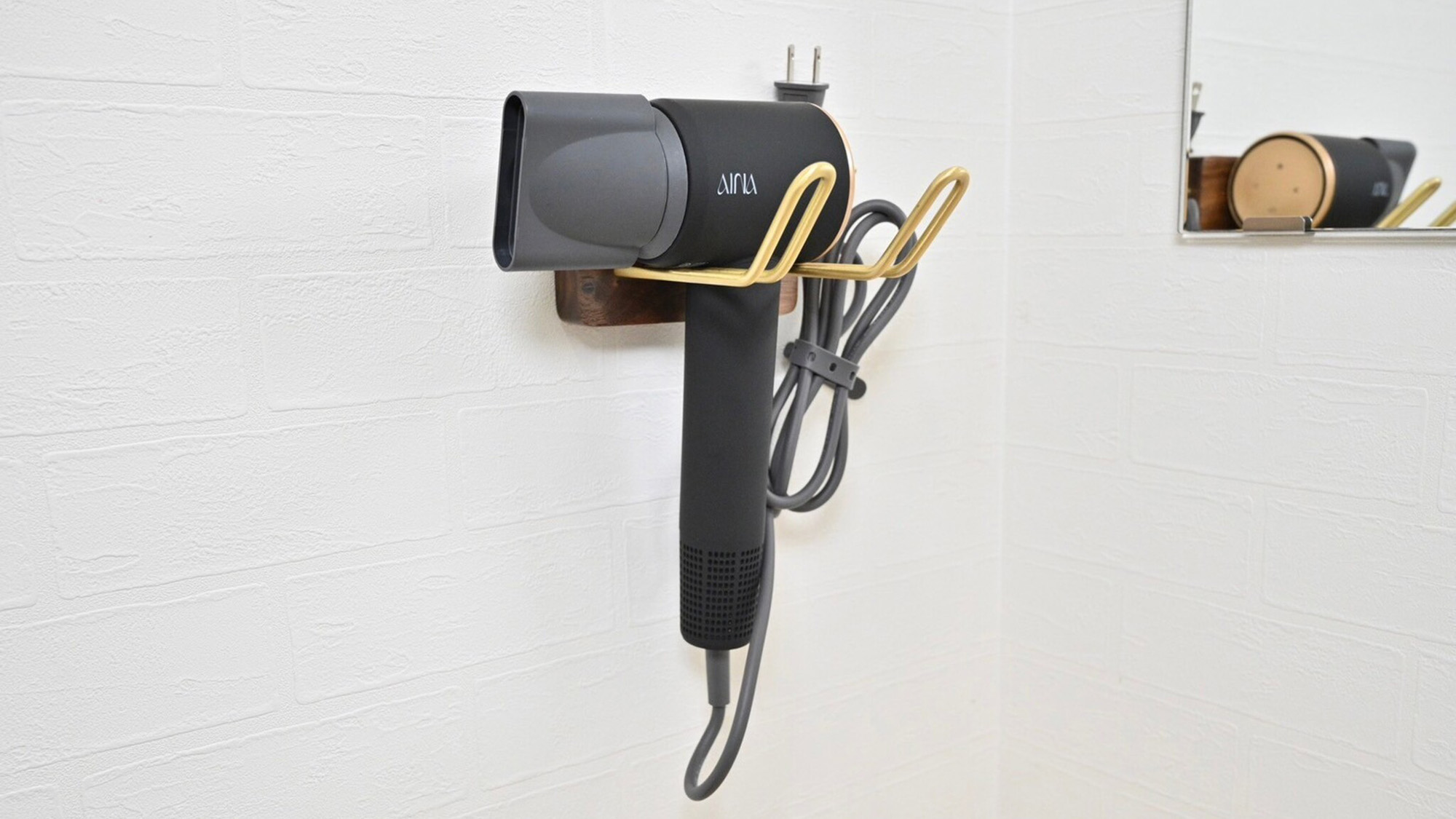 ・【ドライヤー】大風量が特徴のAINAのドライヤーを完備。時短で髪を乾かしていただけます