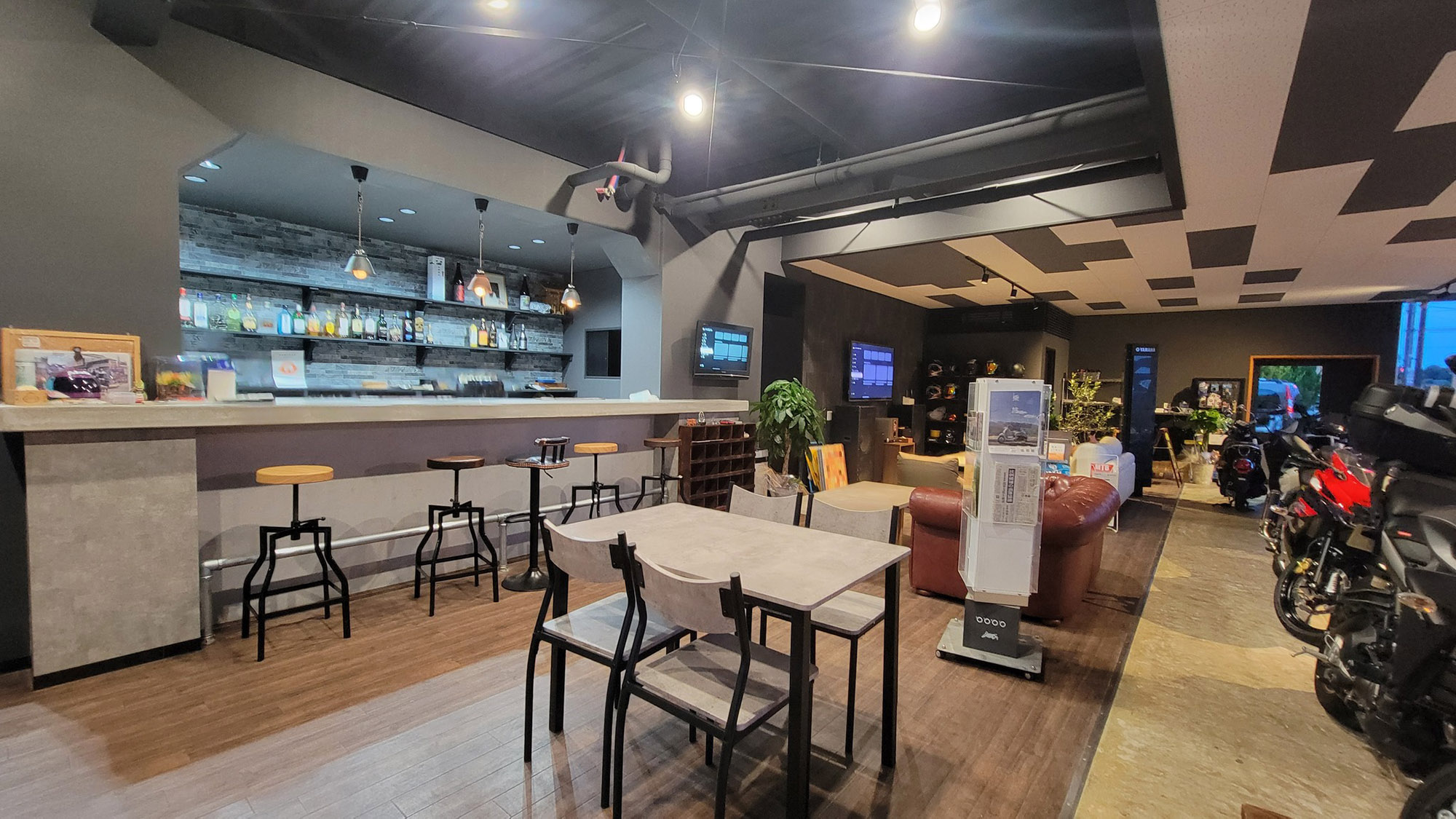 ・【Cafe&Bar】バイク好き同士でバイク談議に花を咲かせながら軽食などをお召し上がりいただけます