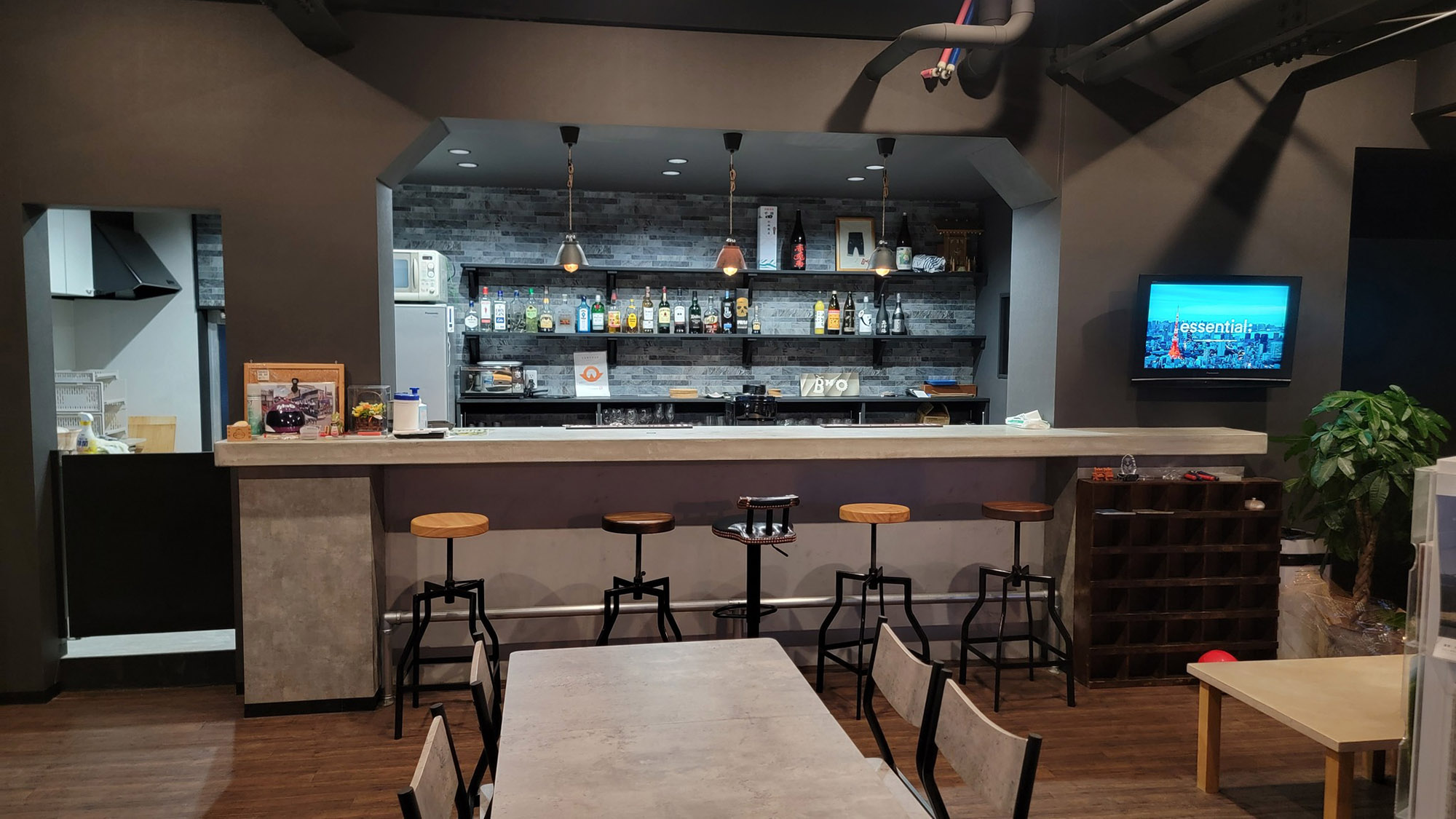 ・【Cafe&Bar】モダンな雰囲気の店内で、こだわりのお酒や軽食をお楽しみください