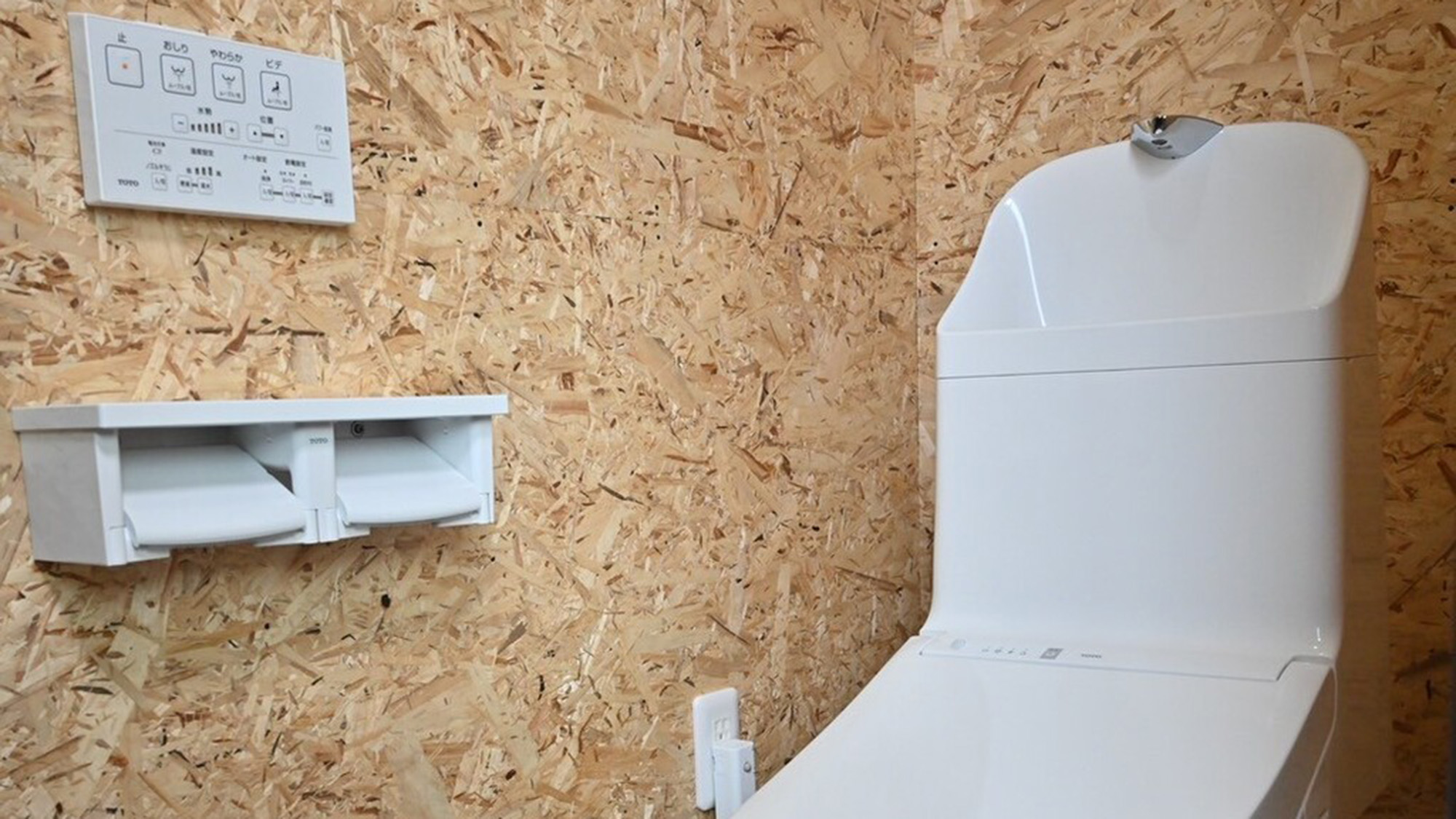 ・【ダブルルーム】トイレは客室内に完備されており、温水洗浄機能付きで快適にご利用いただけます