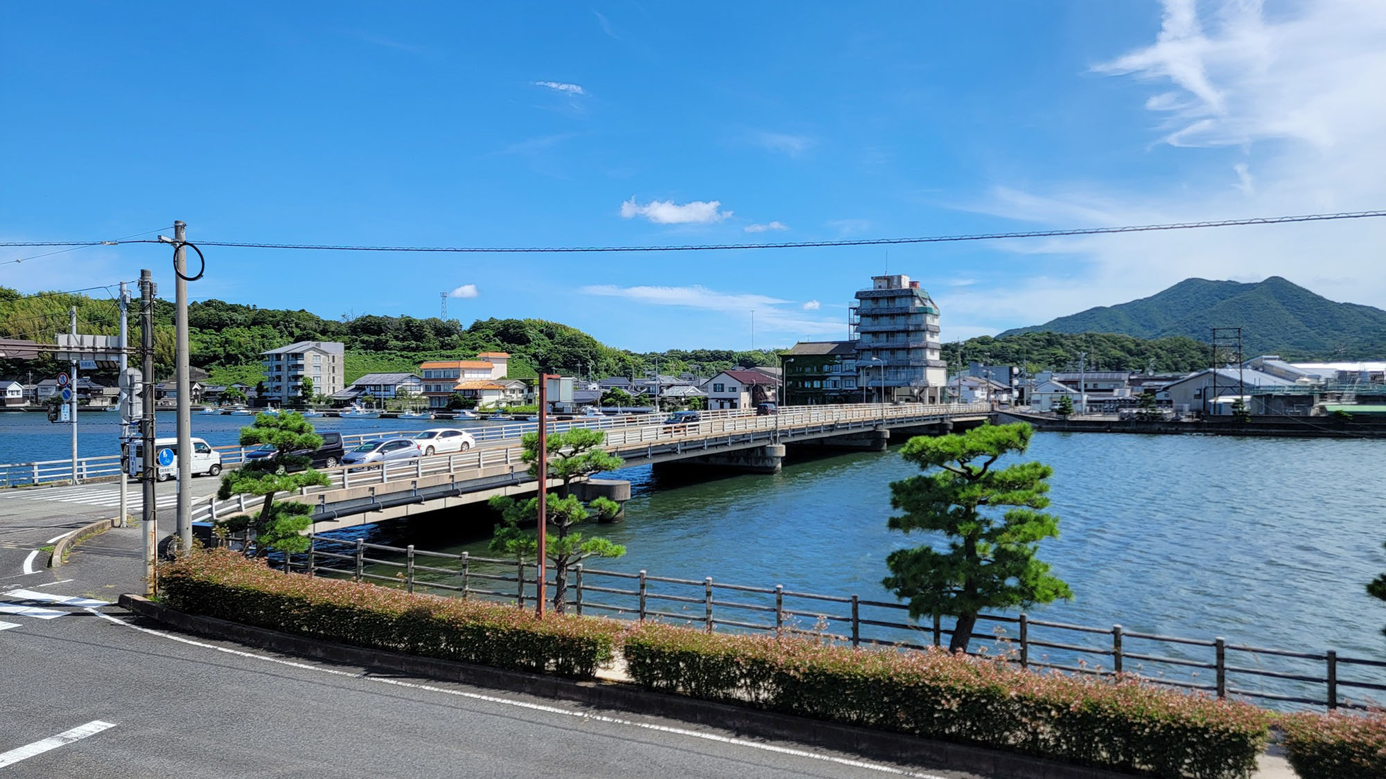 ・【景観】宿のすぐそばには松本川が穏やかに流れます。心身ともにリラックスしてお過ごしください