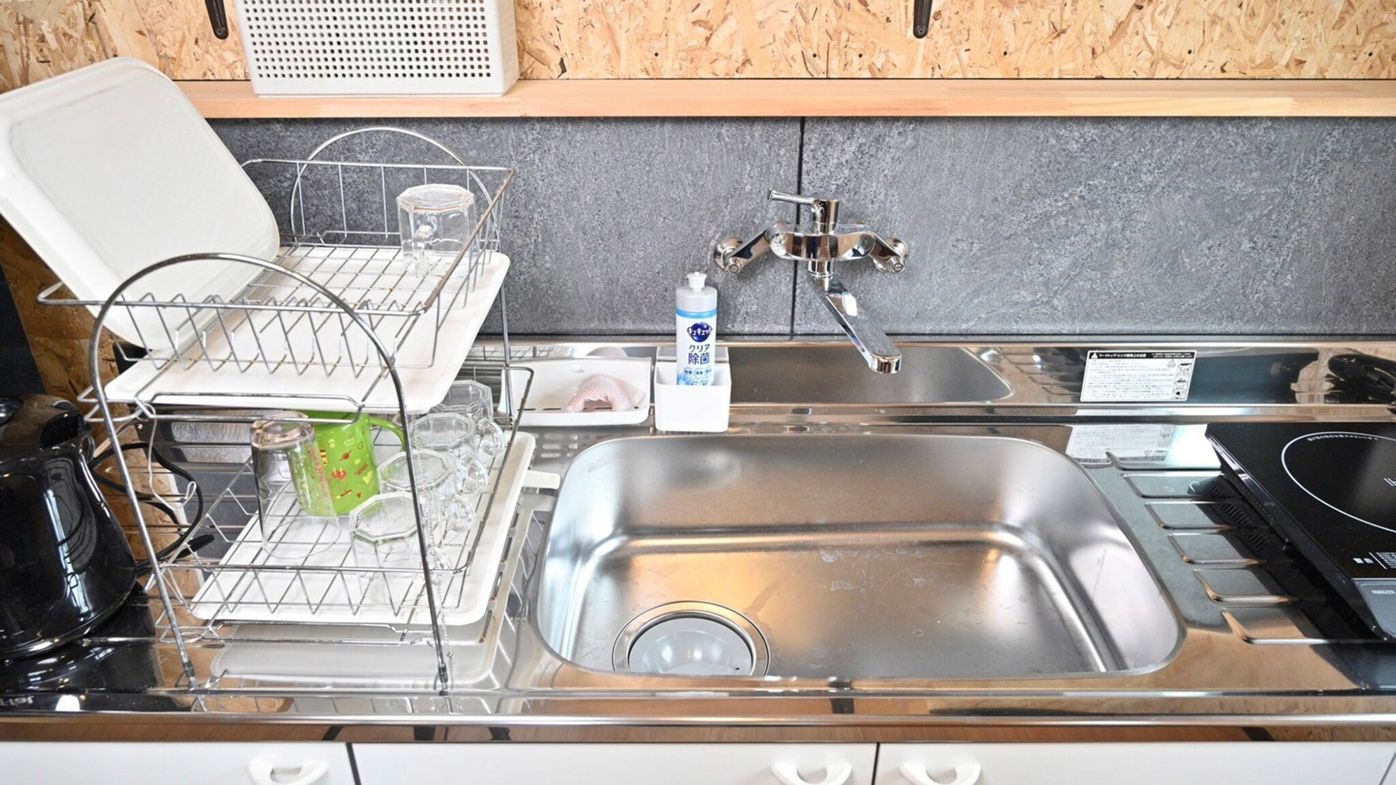 ・【共有キッチン】水切りラックがあり、コップを置いておくことができるため連泊などに便利です