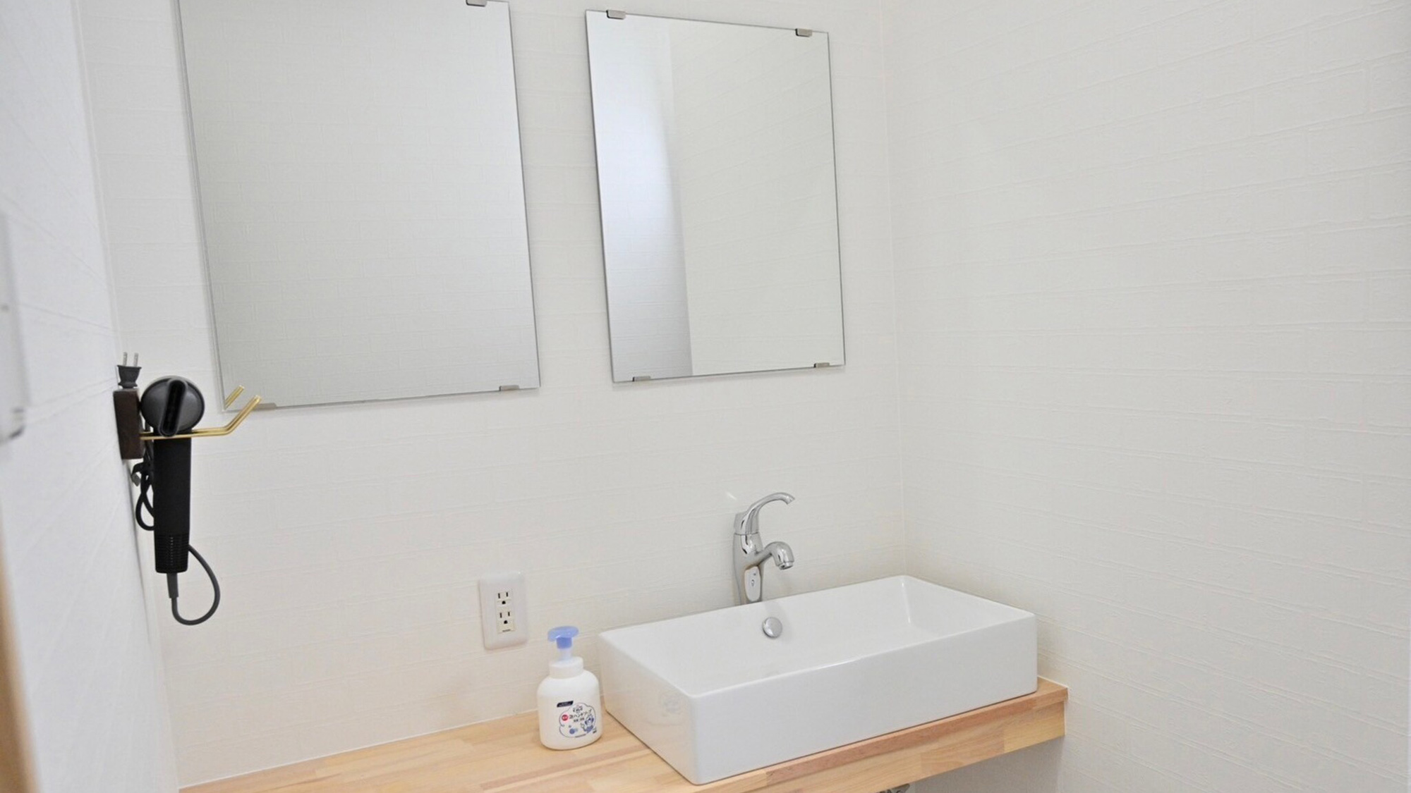 ・【共用洗面所】ドライヤーはこちらにご用意しております。混雑時には譲り合ってご利用ください