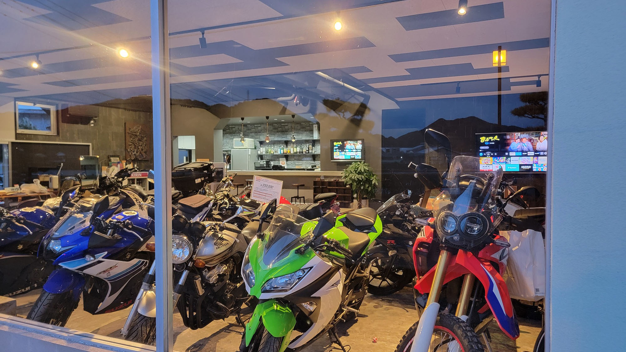 ・【Cafe&Bar】ライダーにはたまらないお店です。山口県内産の地酒を豊富にご用意しております