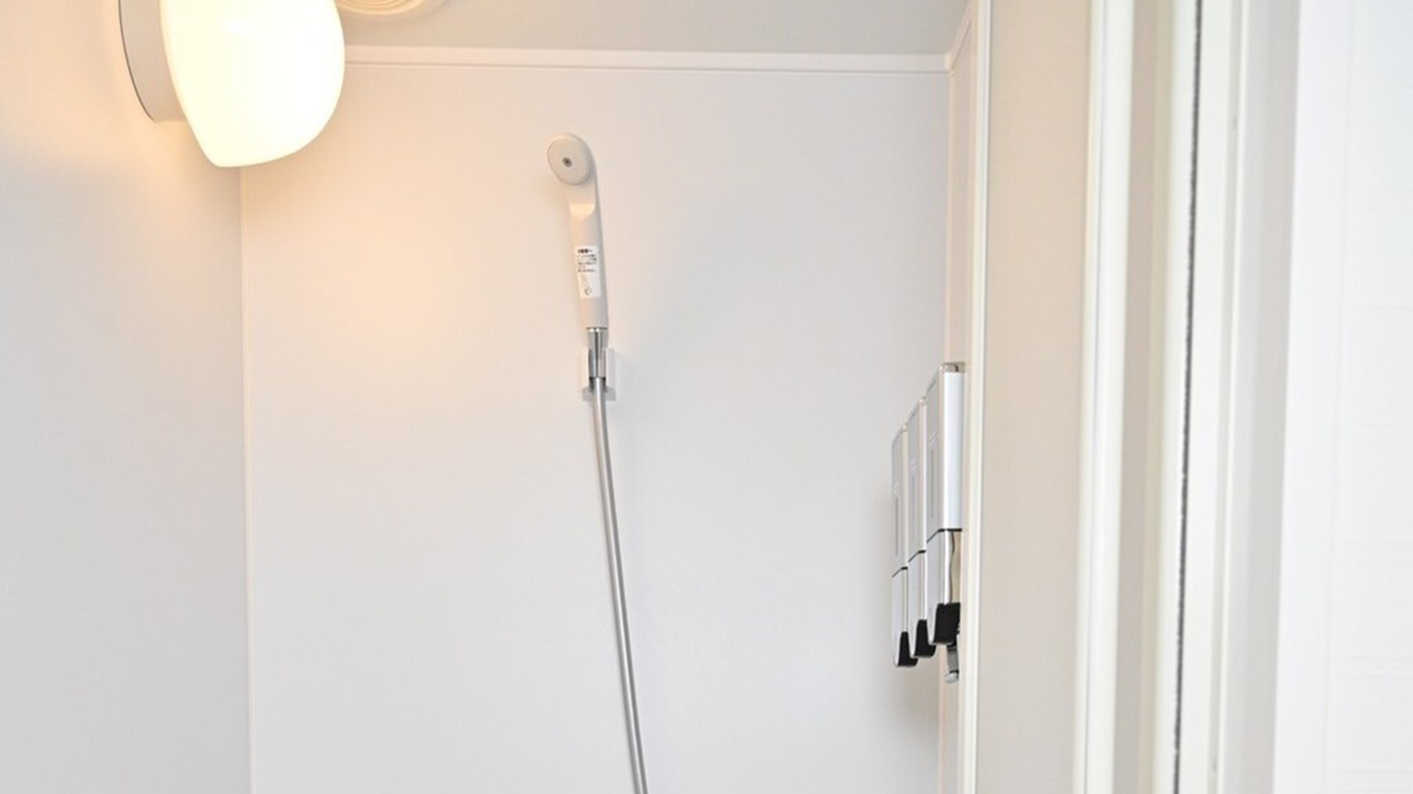 ・【シャワールーム】男女別で安心のシャワールーム　さっと体をキレイにしておやすみいただけます