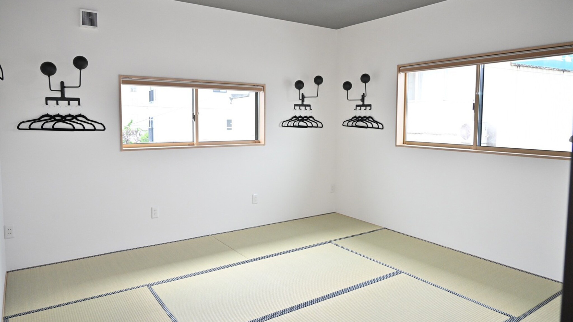 ・【和室】壁にはヘルメットフックもございます。ライダー仲間でのご宿泊でも快適にお過ごしいただけます