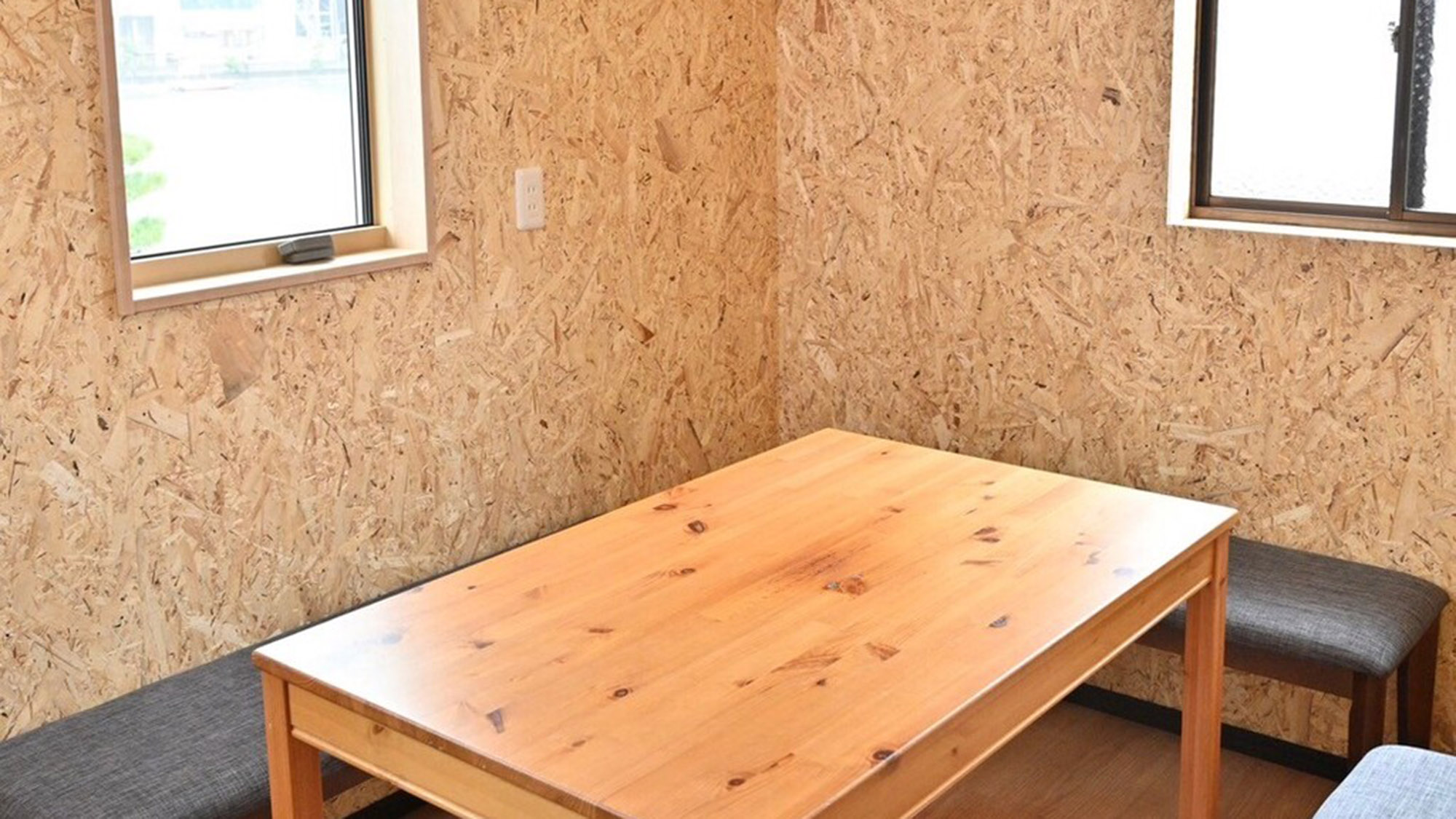 ・【共有キッチン】お食事用のダイニングテーブルもございます。ご宿泊者様同士の交流をお楽しみください