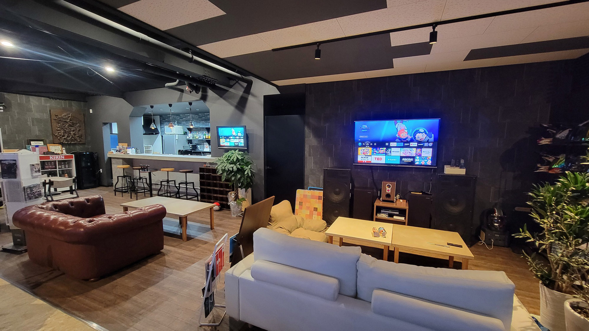 ・【Cafe&Bar】スポーツ観戦にも適した店内です。お客様同士での交流もお楽しみいただけます