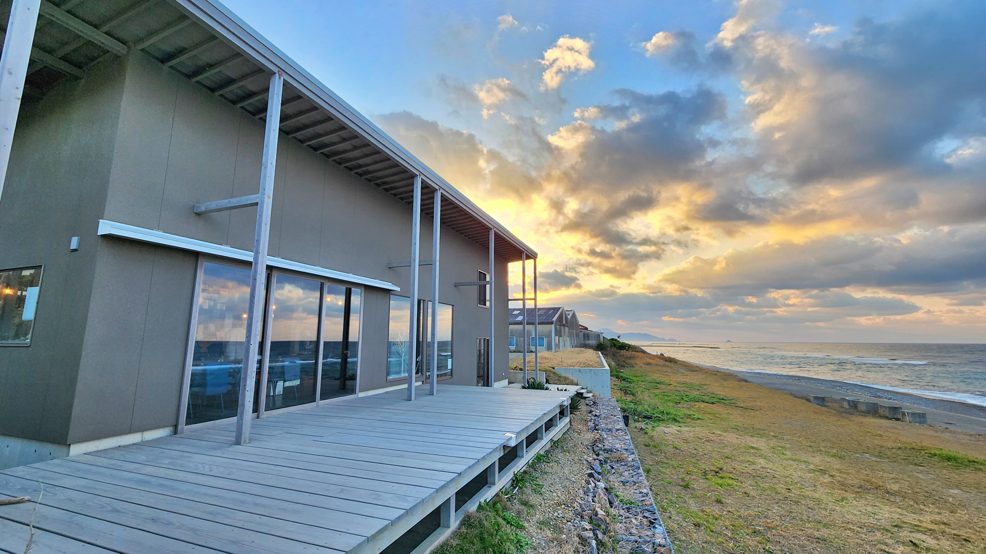 【ウッドデッキ】 海風を感じながら、時間とともに色を変える空を眺めて&hellip;
