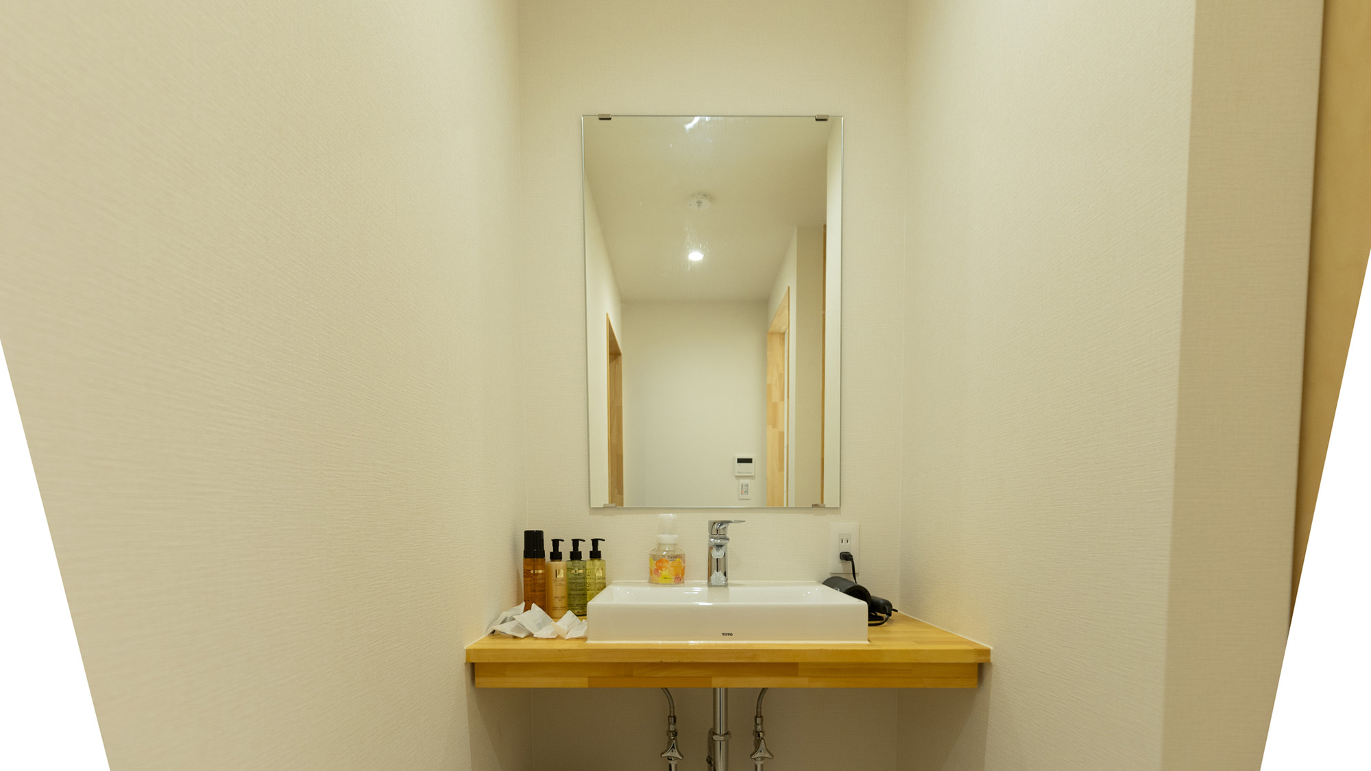 ・【洗面所】洗面台には大きな鏡があり、身だしなみを整える慌ただしい朝の時間をより快適にします
