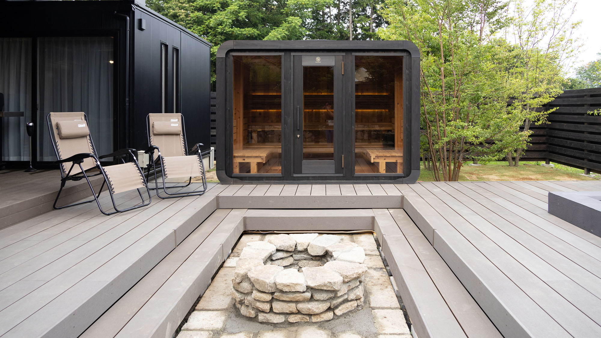 ・【サウナ】ガラス張りのサウナのため、外の景色を眺めながらじっくり汗をかいていただけます