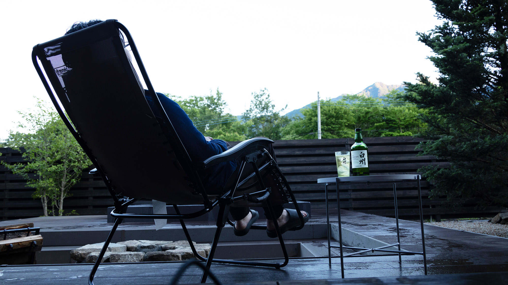 ・【アウトドアチェア】サウナでととのったあとは自然に囲まれて外気浴を楽しみ、ゆったりとお寛ぎください