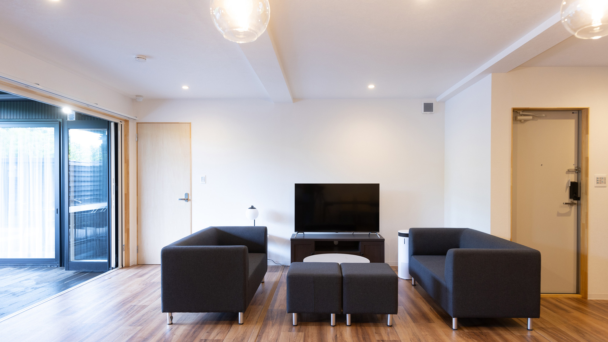 ・【リビング】落ち着いた色合いのインテリアが心安らぐ雰囲気を作り出し、ゆったりお過ごしいただけます