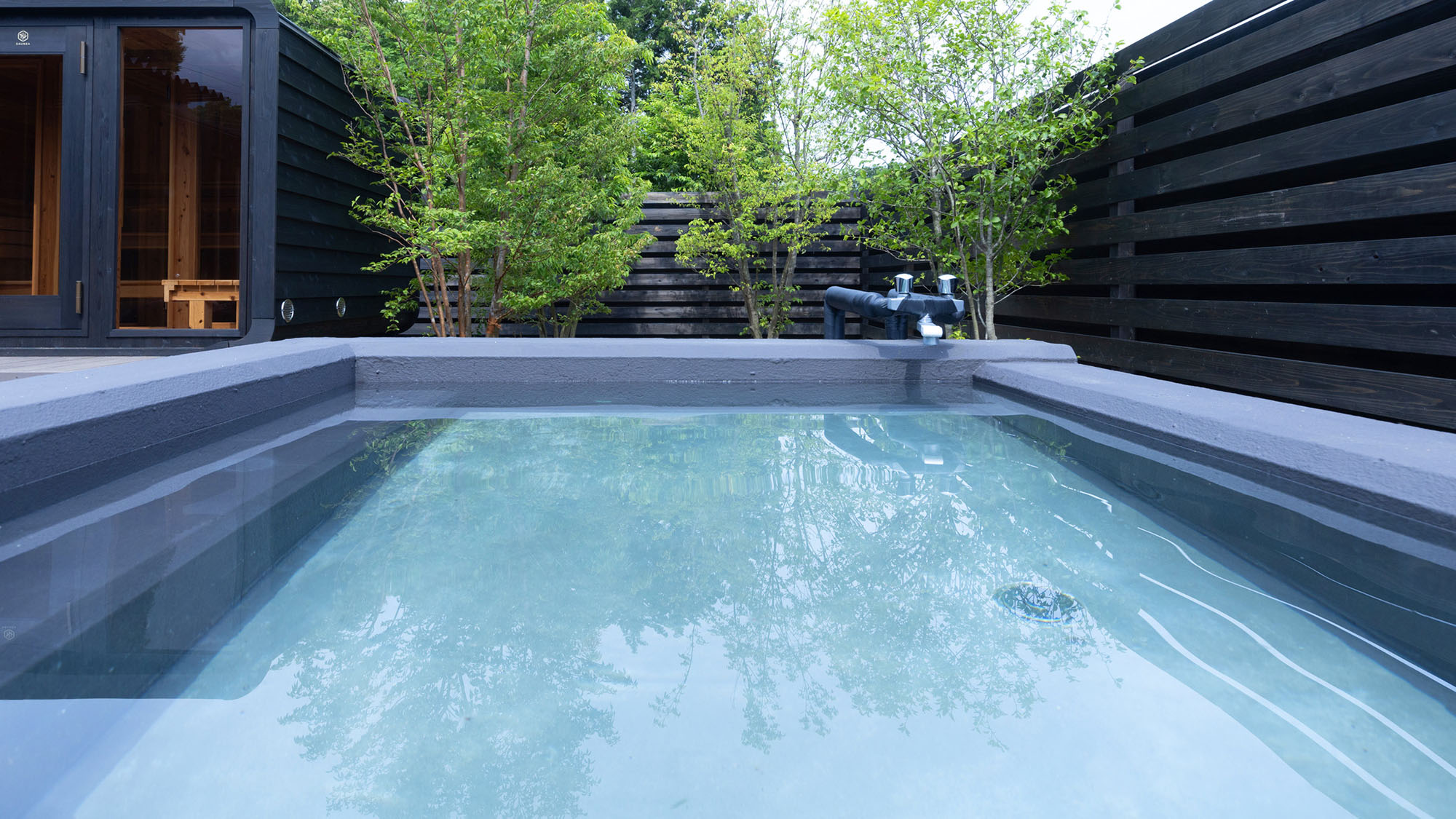 ・【水風呂】お客さまだけでお楽しみいただける自然に囲まれたサウナは、心地よさも倍増します