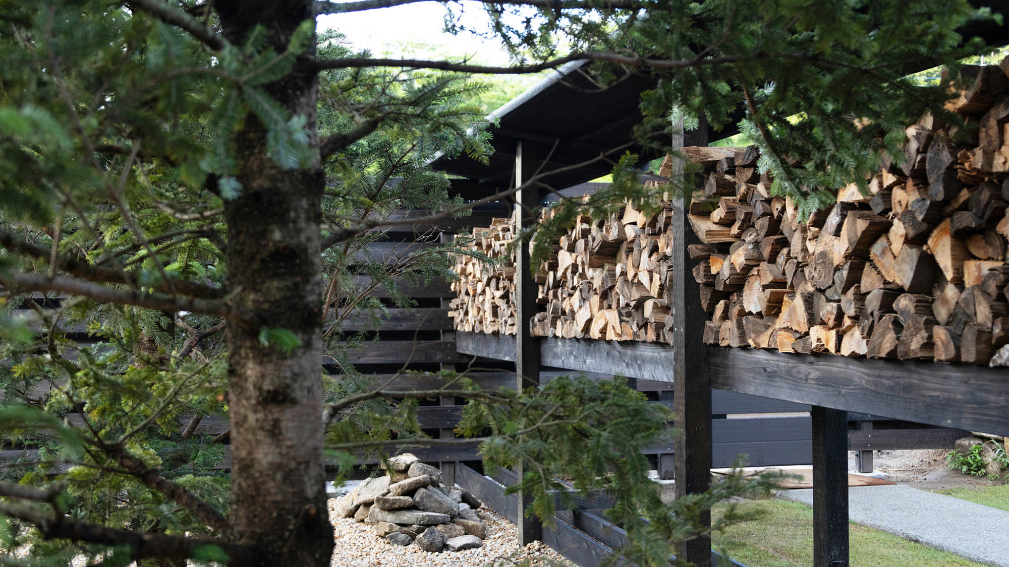 ・【施設設備】ファイヤーピット用の薪は十分ご用意がございますので、お気軽に焚火をお楽しみいただけます