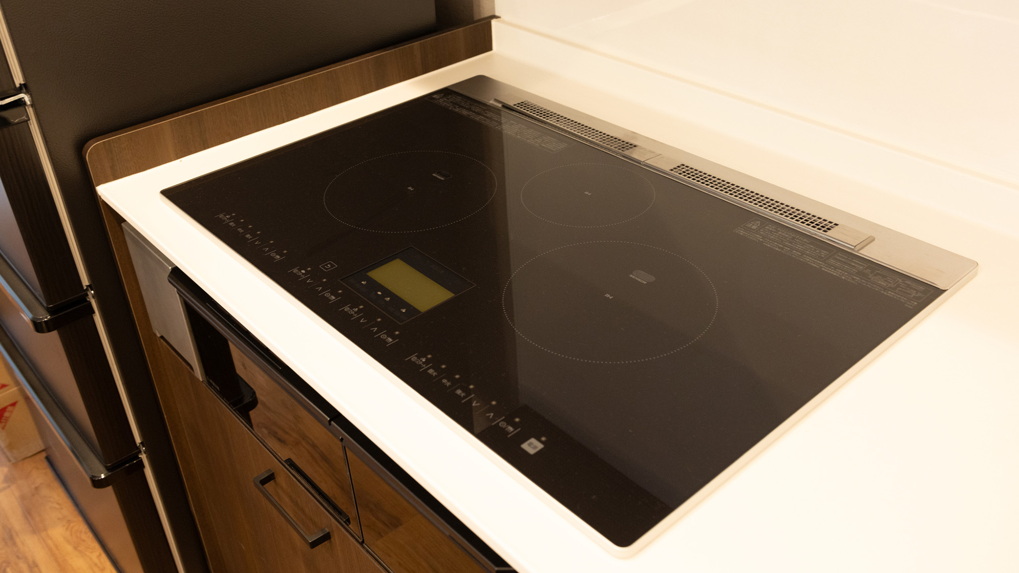 ・【キッチン設備】3口のIHコンロがございますので、ご自宅と遜色なくお料理をお楽しみいただけます