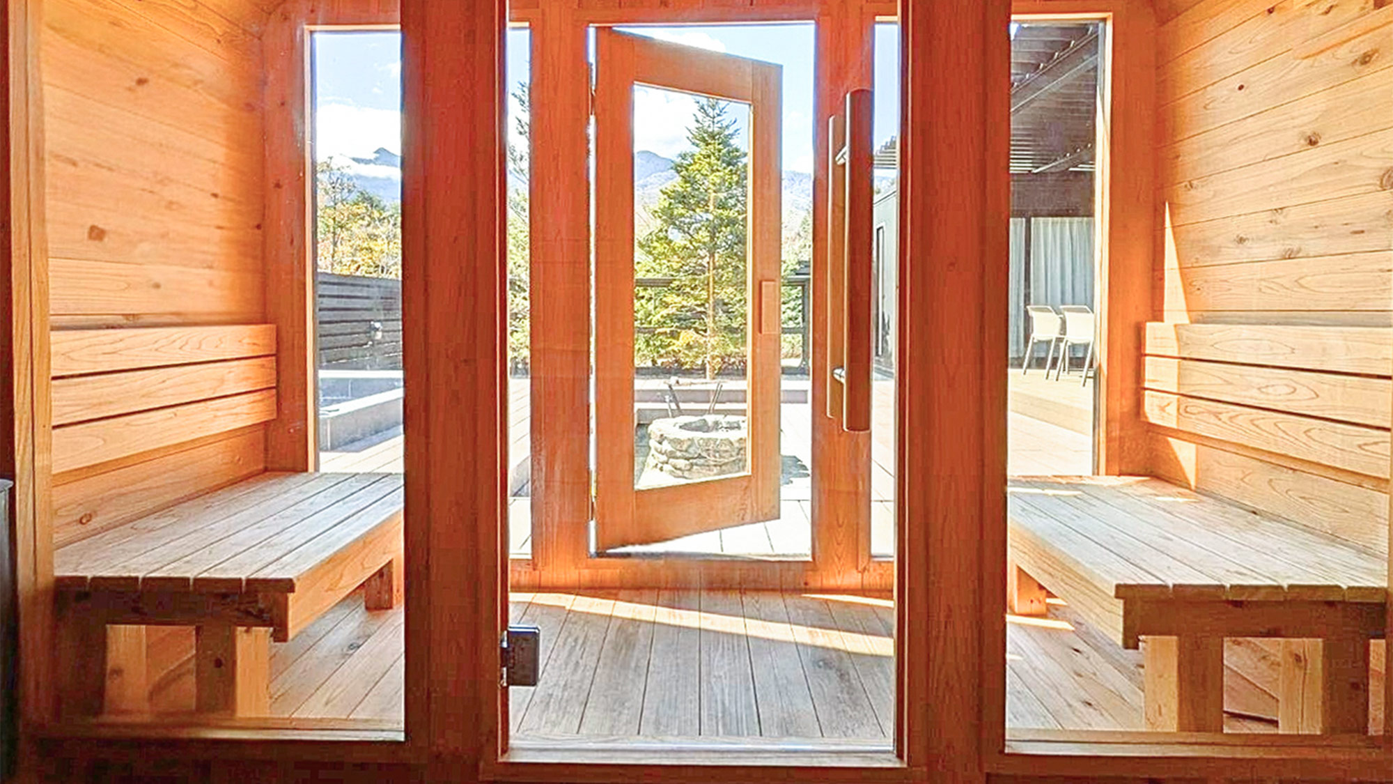 ・【サウナ】扉は押し扉になっていますので、簡単に開閉いただけます