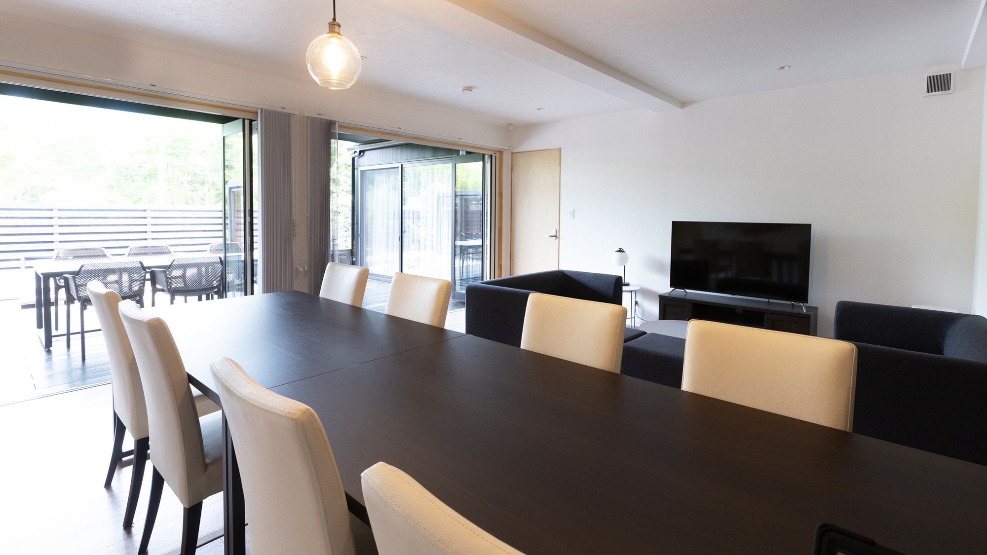 ・【リビング】テーブルは大きめサイズのため、グループ旅行や家族旅行でも窮屈さを感じさせません