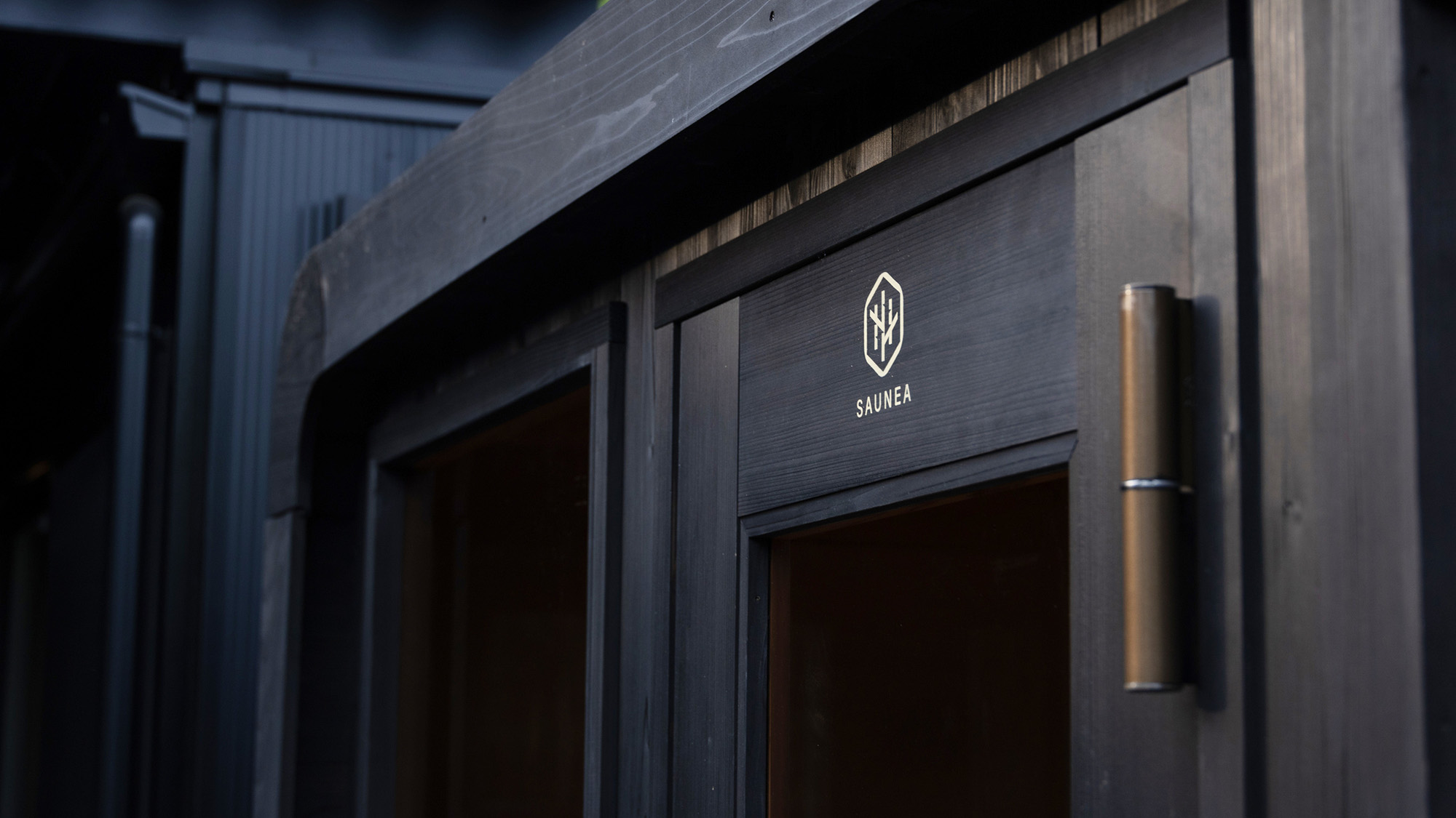 ・【ロゴ】アウトドアサウナメーカーSAUNEAプロデュースの当施設で、安らぎの休日をお楽しみください