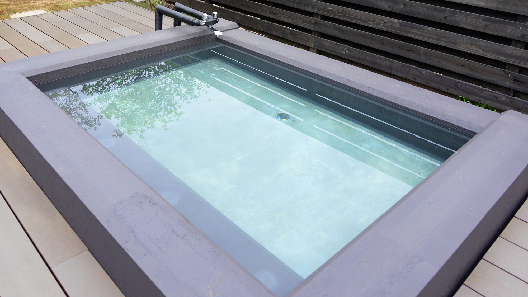 ・【水風呂】サウナのすぐ近くに水風呂がございます。火照った体を一気にクールダウンしてください