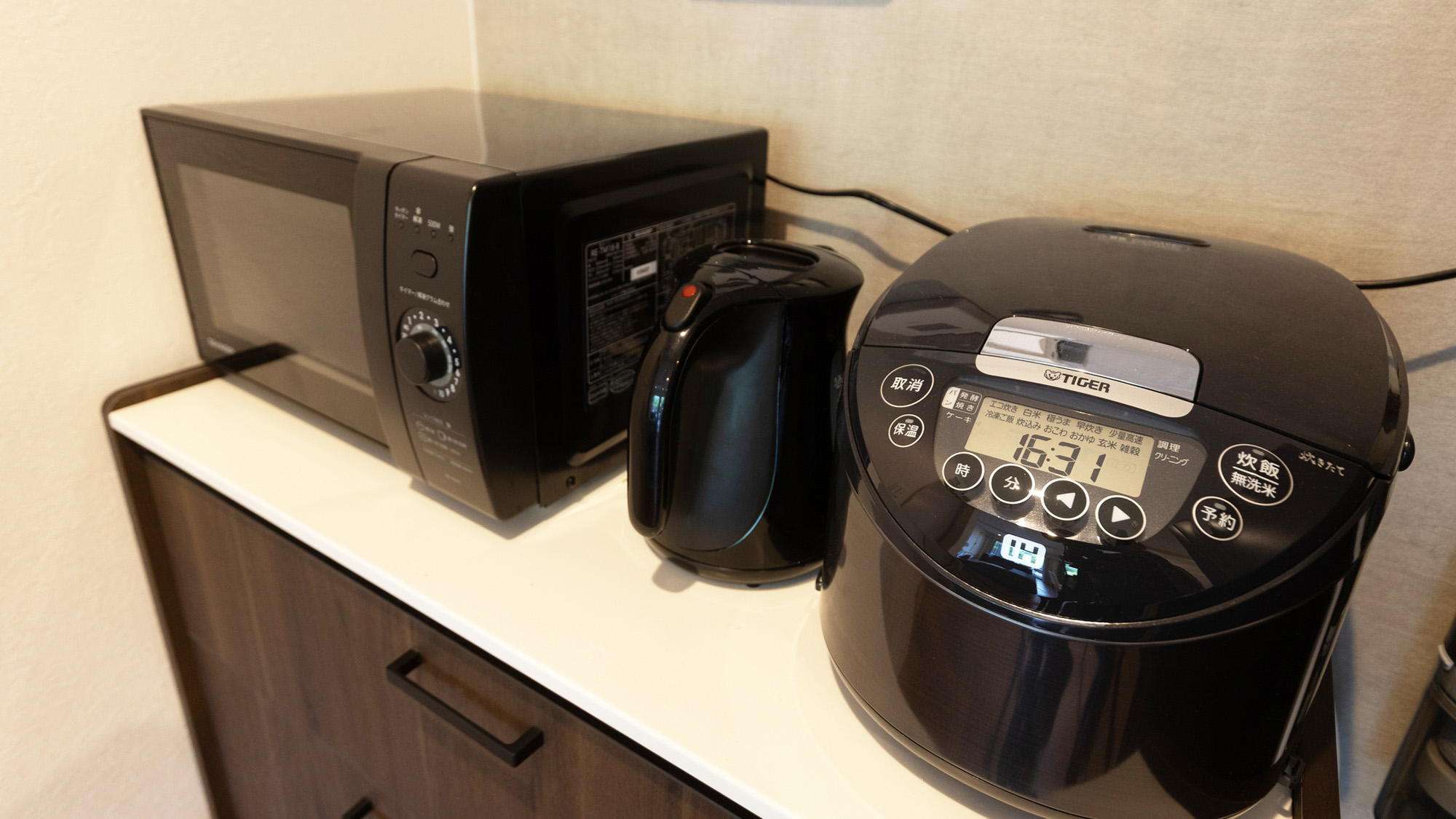 ・【キッチン設備】炊飯器などの調理家電がございますので、いつでも温かいお食事をお楽しみいただけます