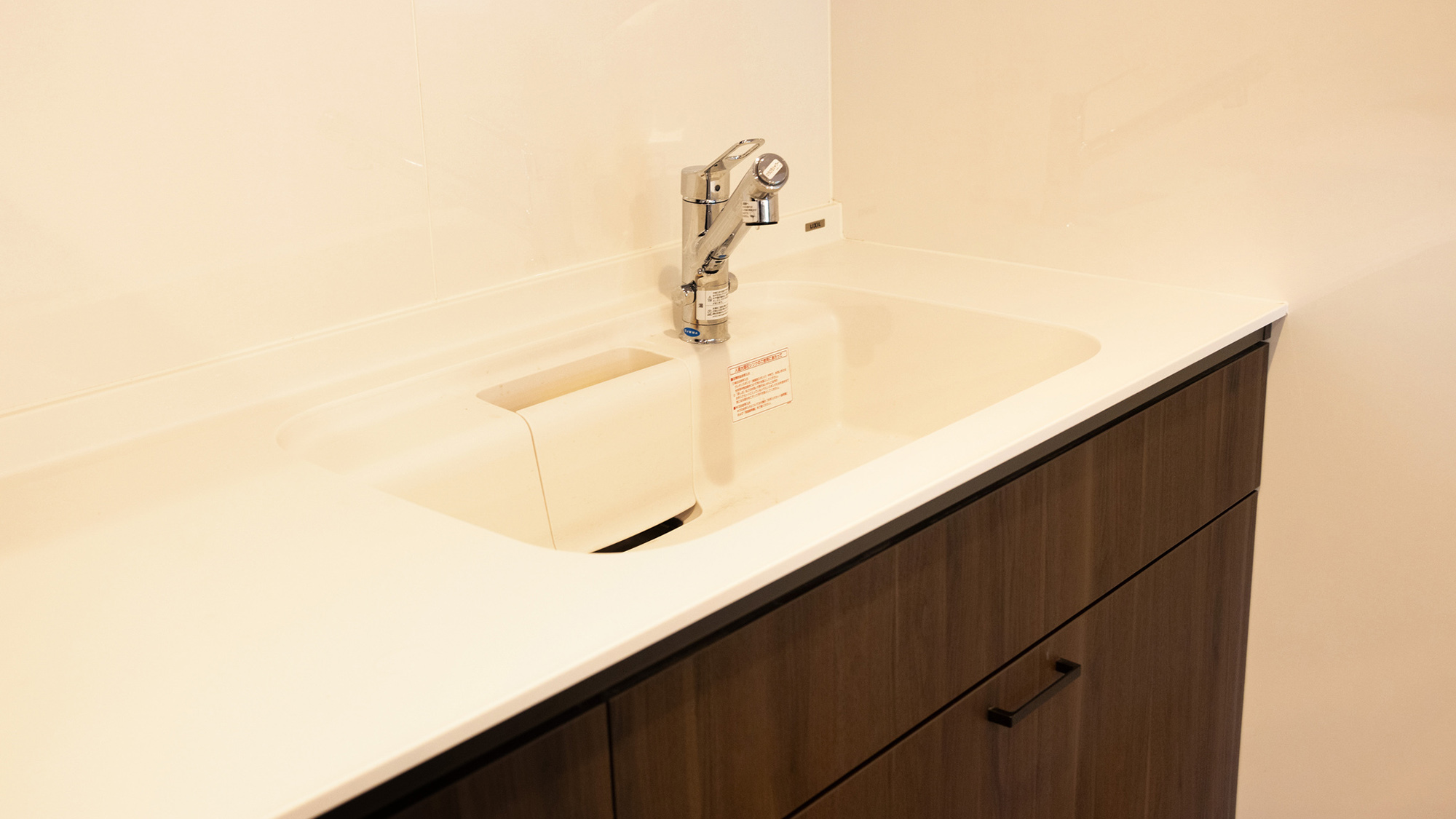 ・【キッチン】シンクもゆとりある大きさで、BBQやお料理後の食器洗いでも便利にご利用いただけます