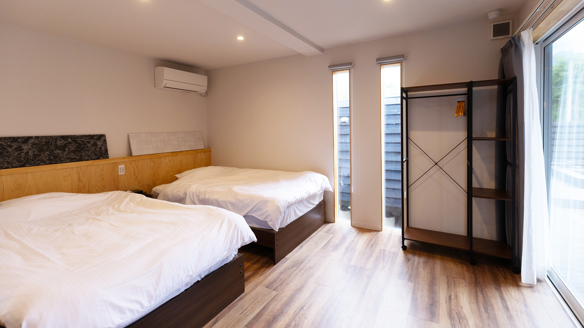 ・【ベッドルーム】ナチュラルな色合いが印象的な寝室は、心と体を落ち着かせ安らぎを与える空間です