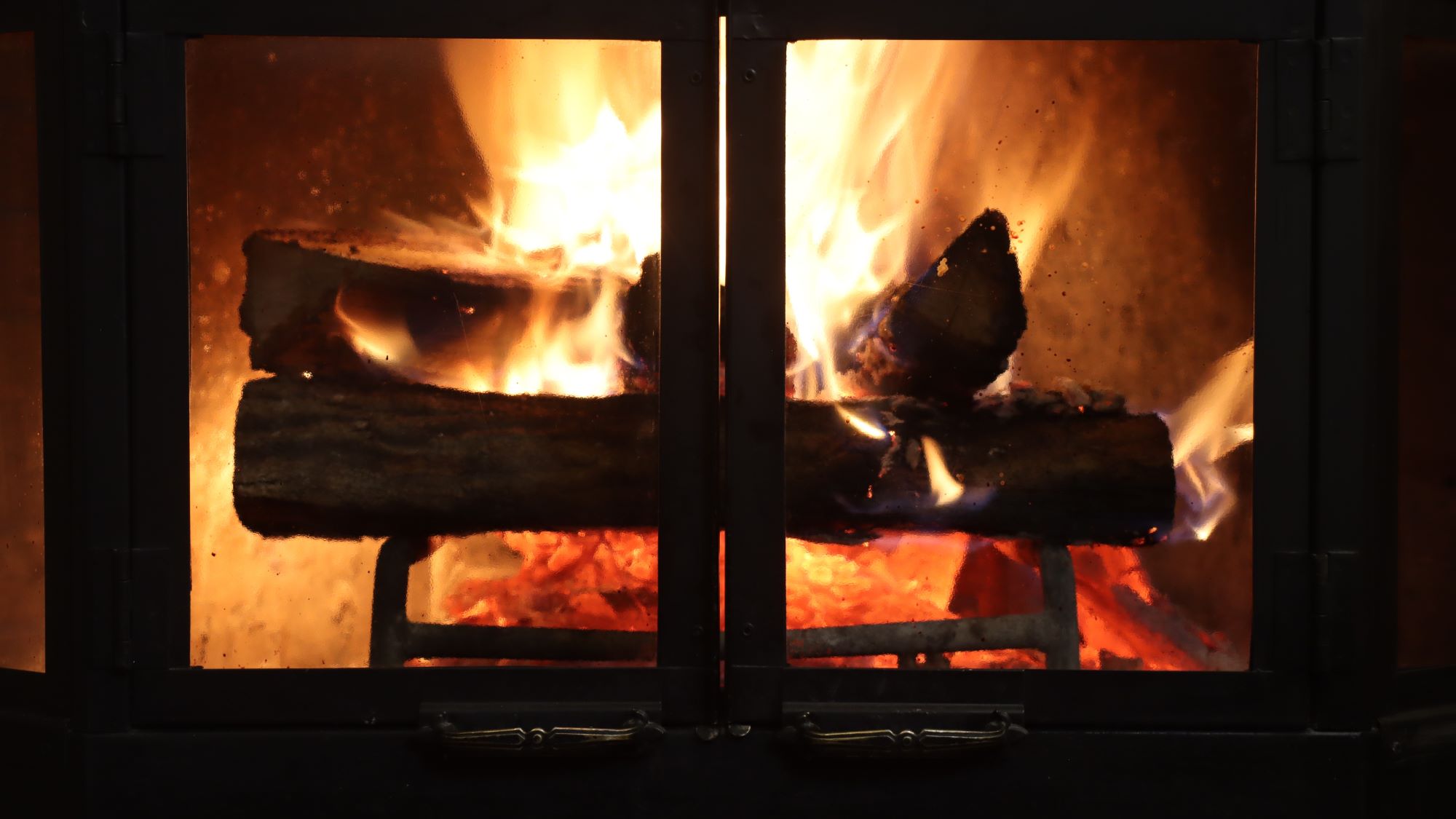 【館内】ラウンジにある本格暖炉 (2)