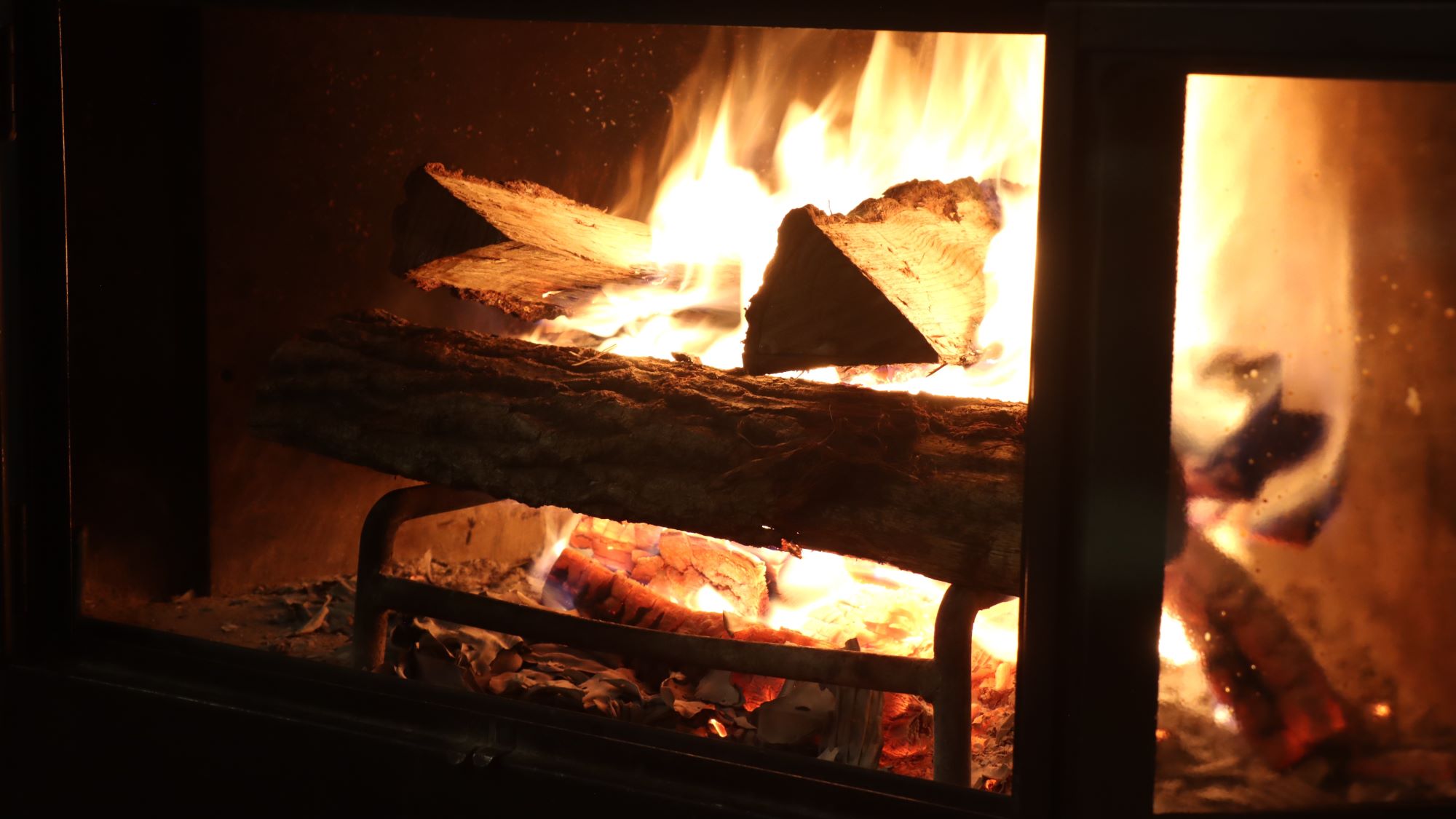 【館内】ラウンジにある本格暖炉 (3)