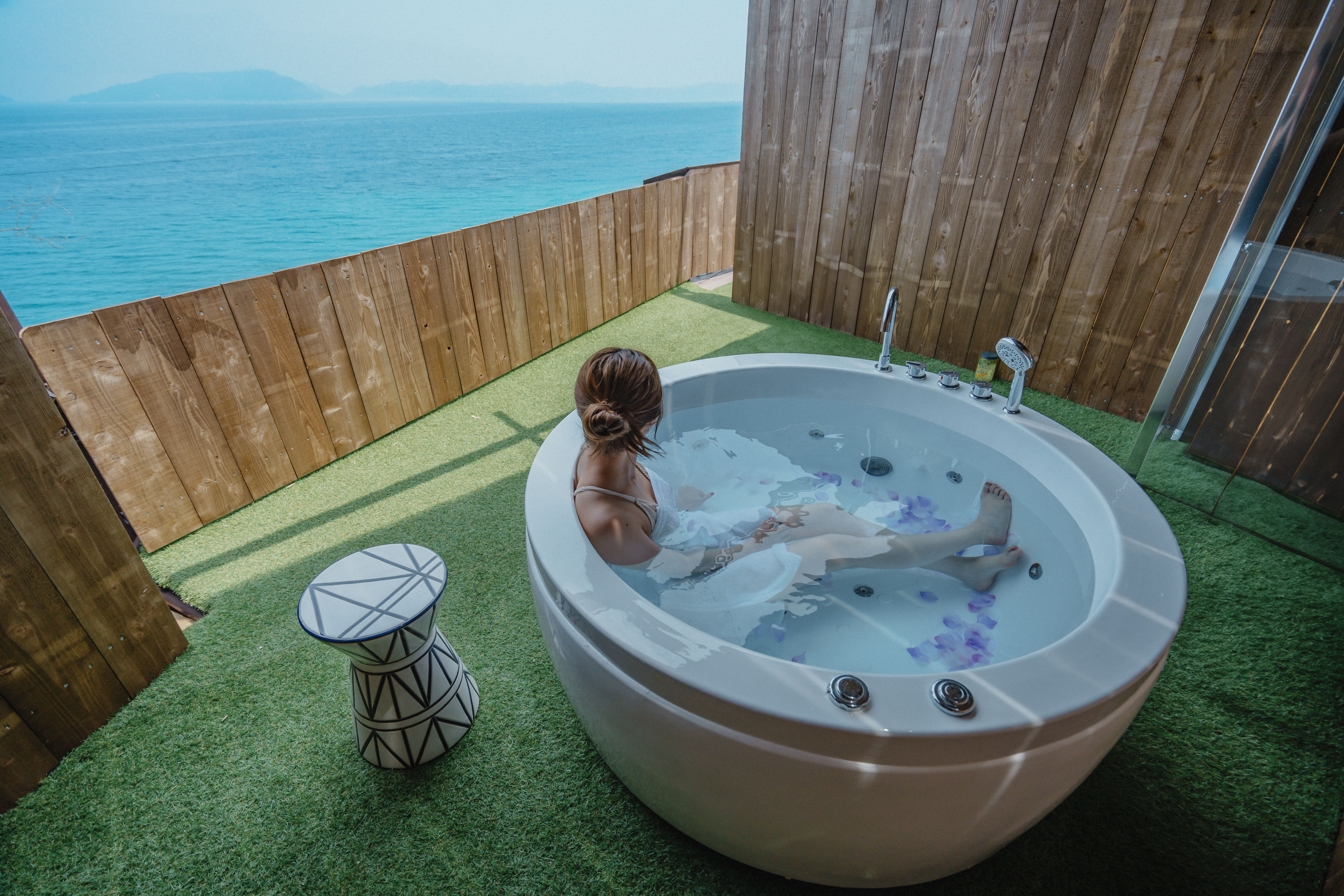 目の前が海の露天ジャグジー