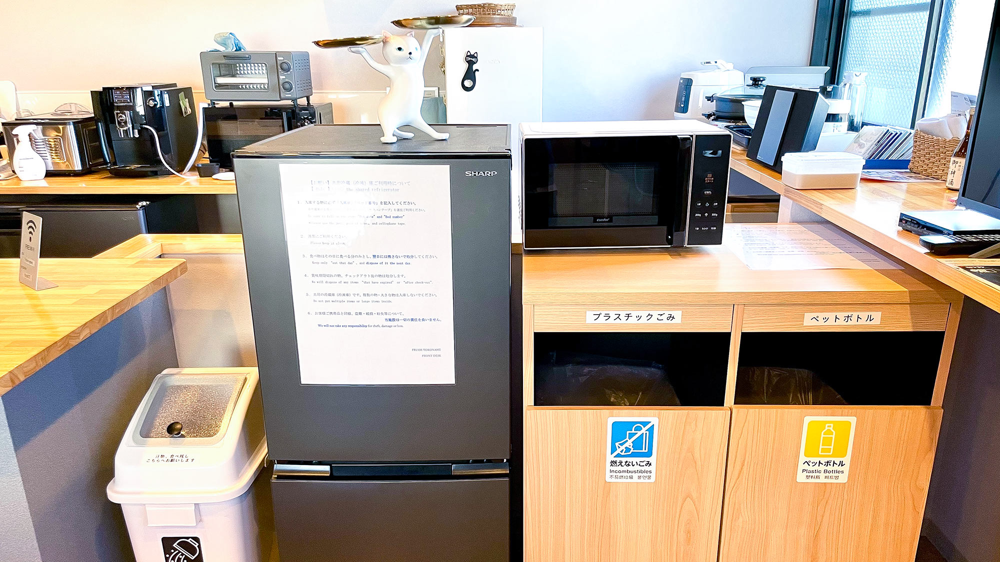 ・【館内設備】長期滞在に嬉しい共用の冷蔵庫や電子レンジは、ルールを守って譲り合ってご利用ください